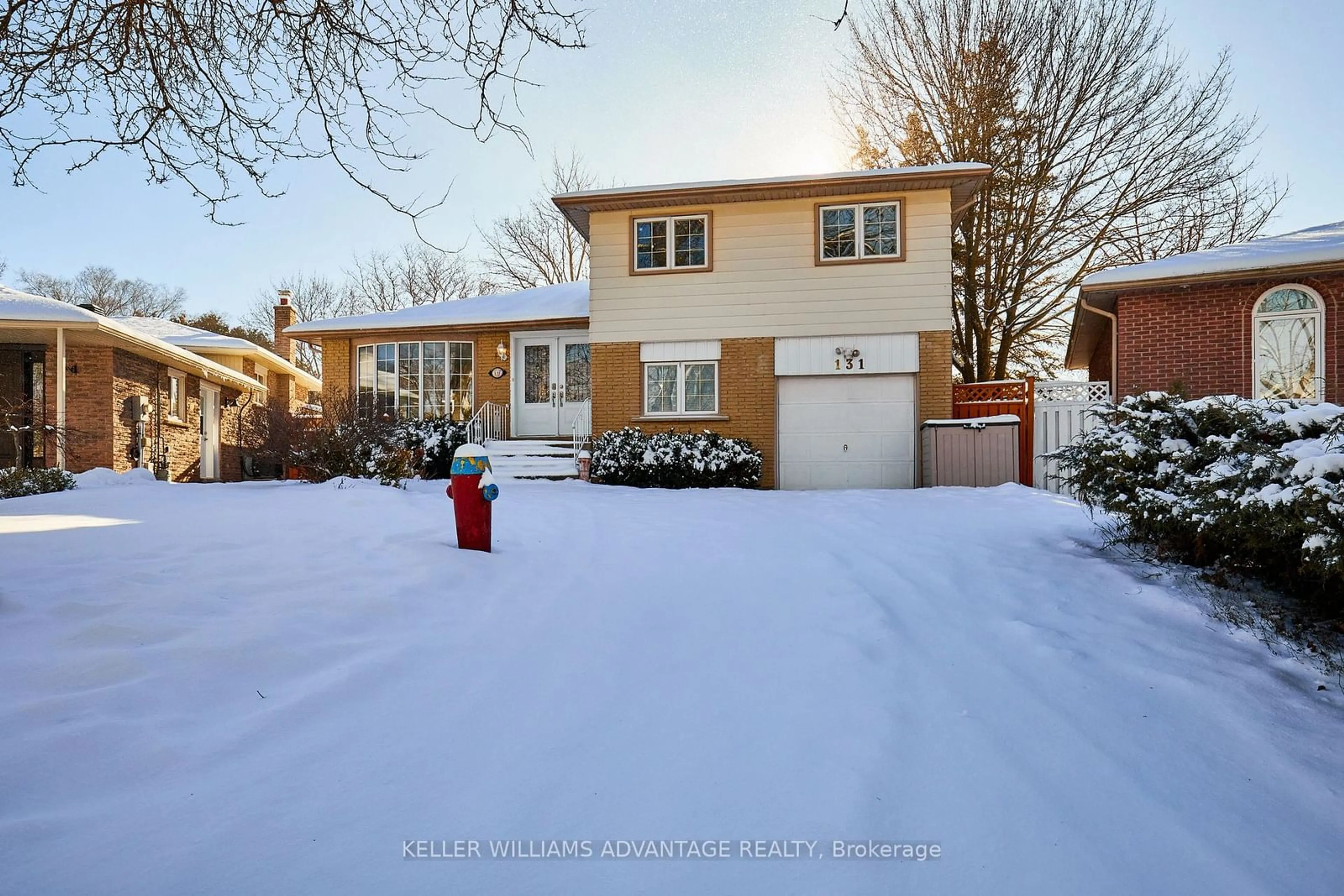 A pic from outside/outdoor area/front of a property/back of a property/a pic from drone, street for 131 Golf Club Crt, Richmond Hill Ontario L4C 5E1