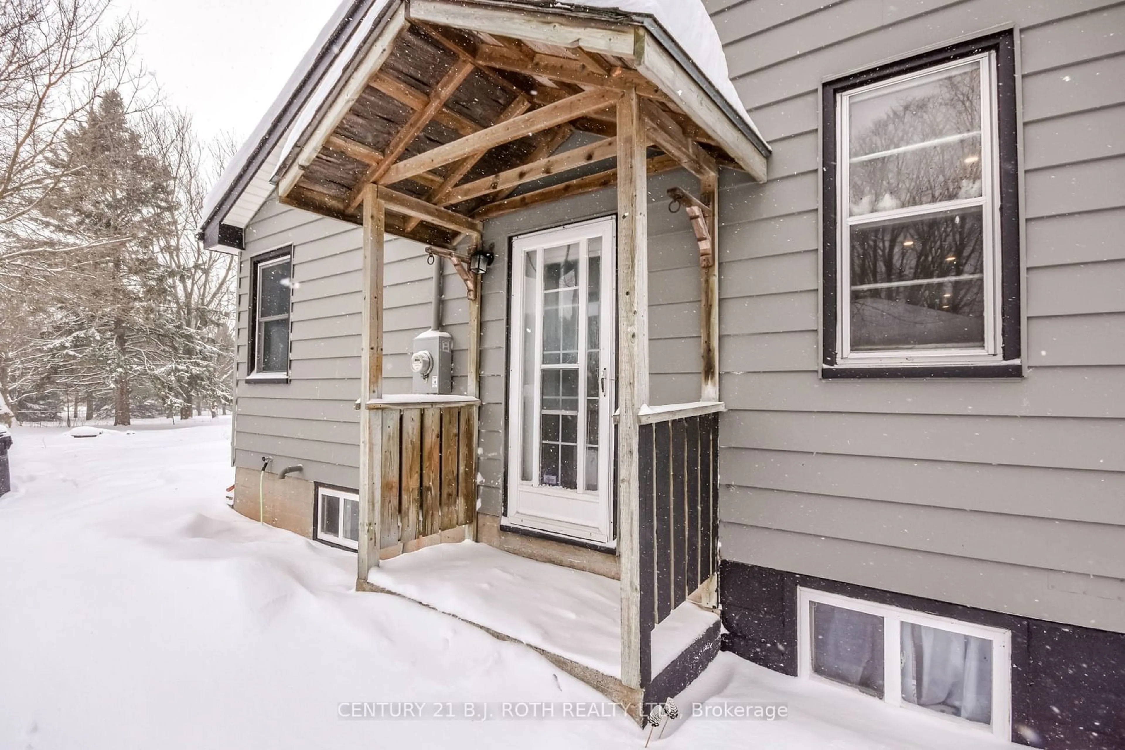 Indoor entryway for 2071 Victoria St, Innisfil Ontario L9S 1J6