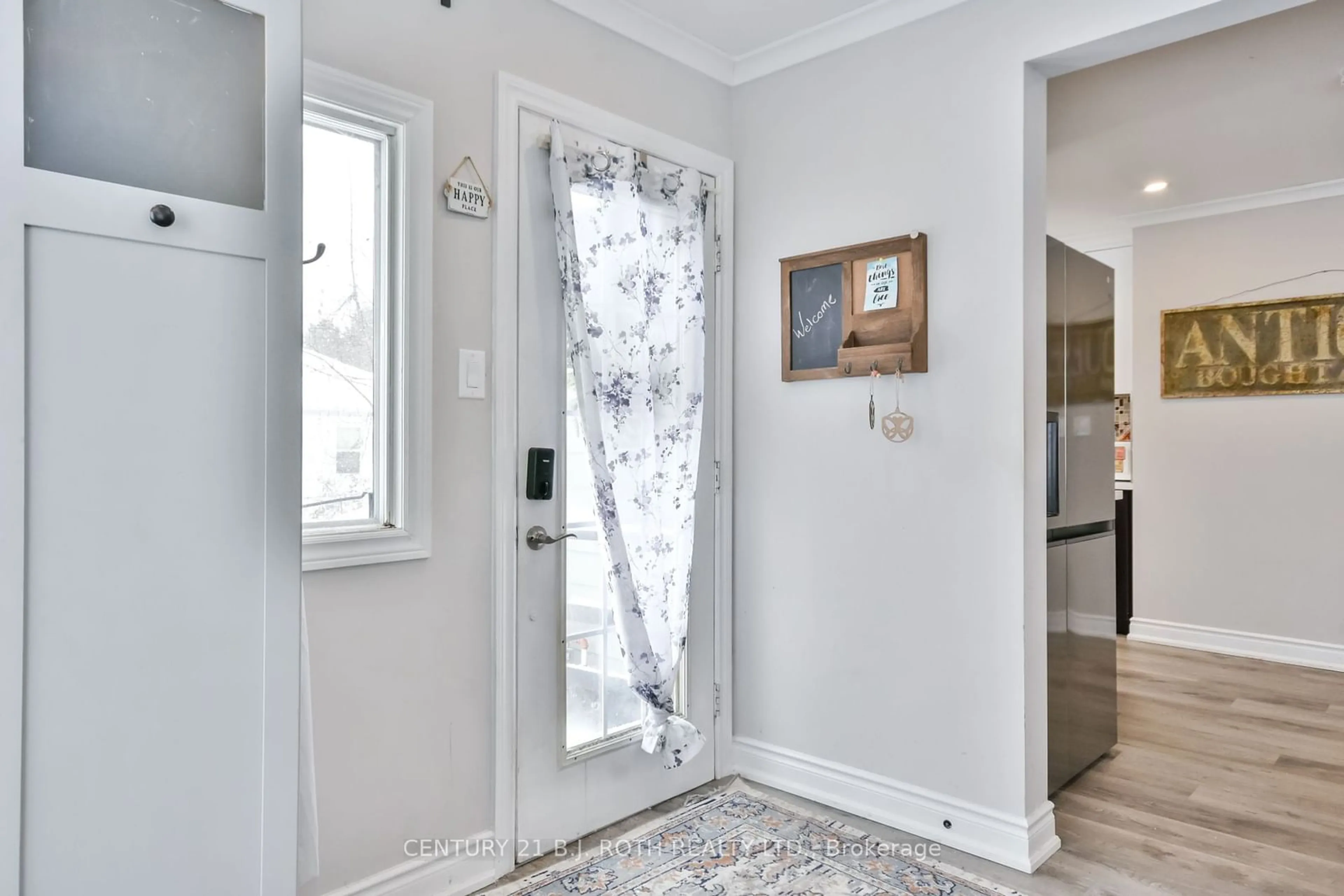 Indoor entryway for 2071 Victoria St, Innisfil Ontario L9S 1J6