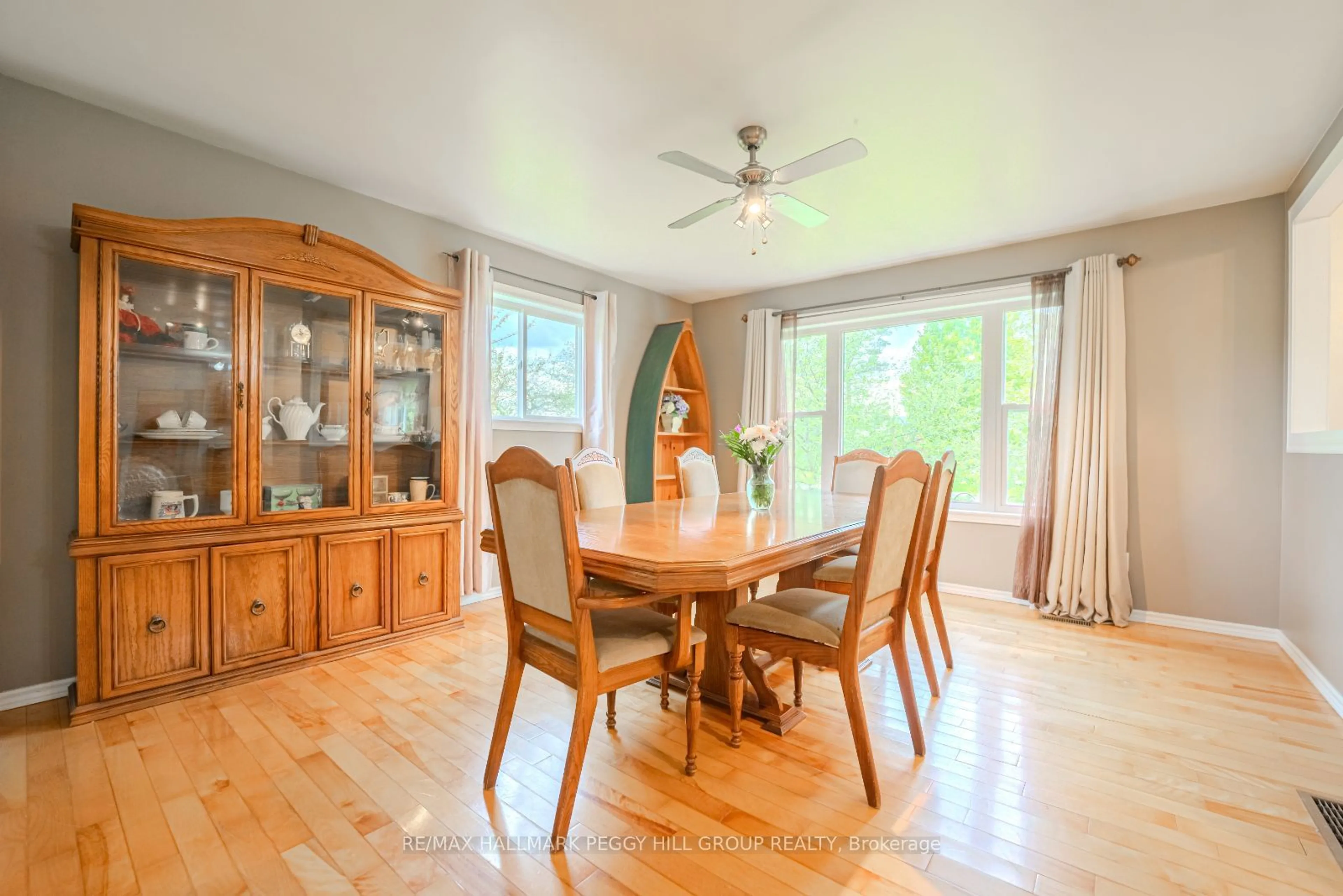 Dining room, wood/laminate floor for 8747 10th Line, Essa Ontario L4M 4S4