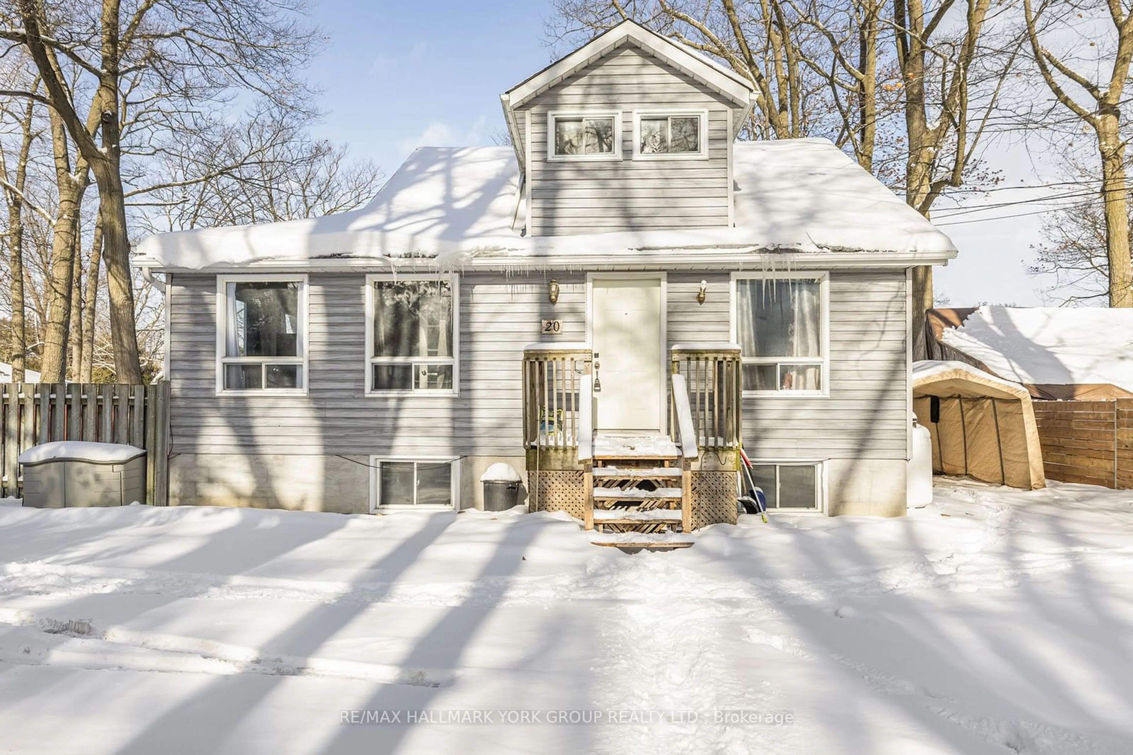 Home with vinyl exterior material, street for 20 Hoffman Dr, Georgina Ontario L0E 1L0