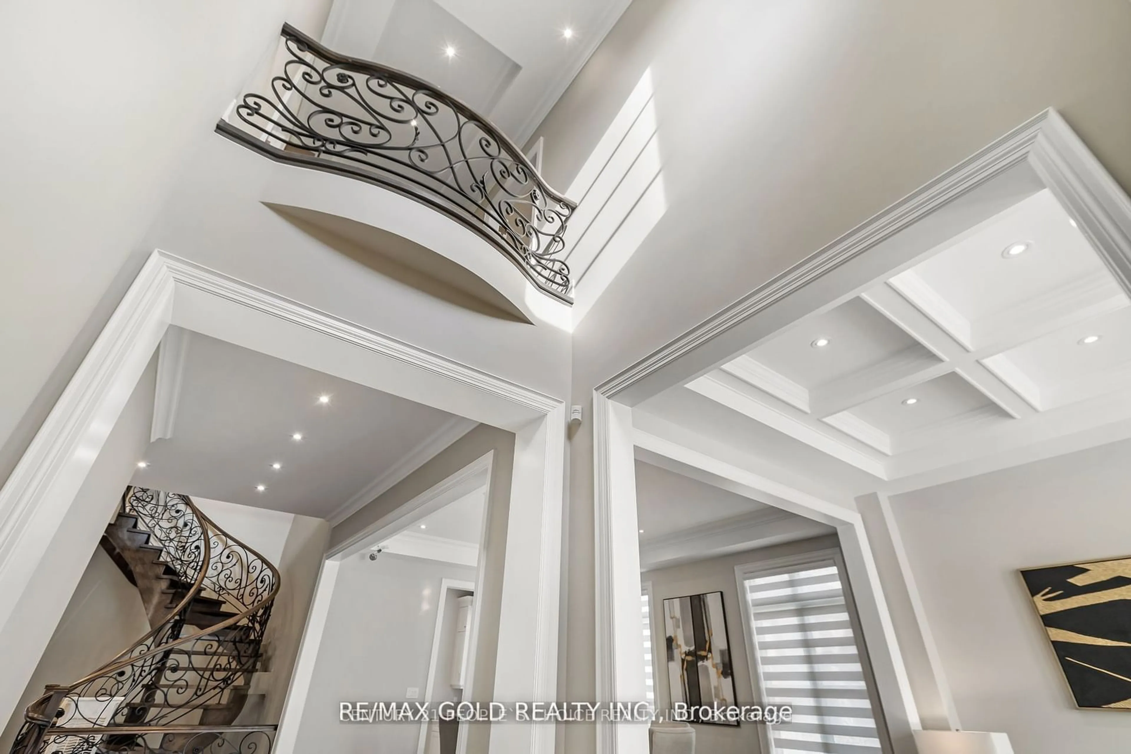 Indoor foyer for 1 Mary Natasha Crt, Vaughan Ontario L4H 4N6