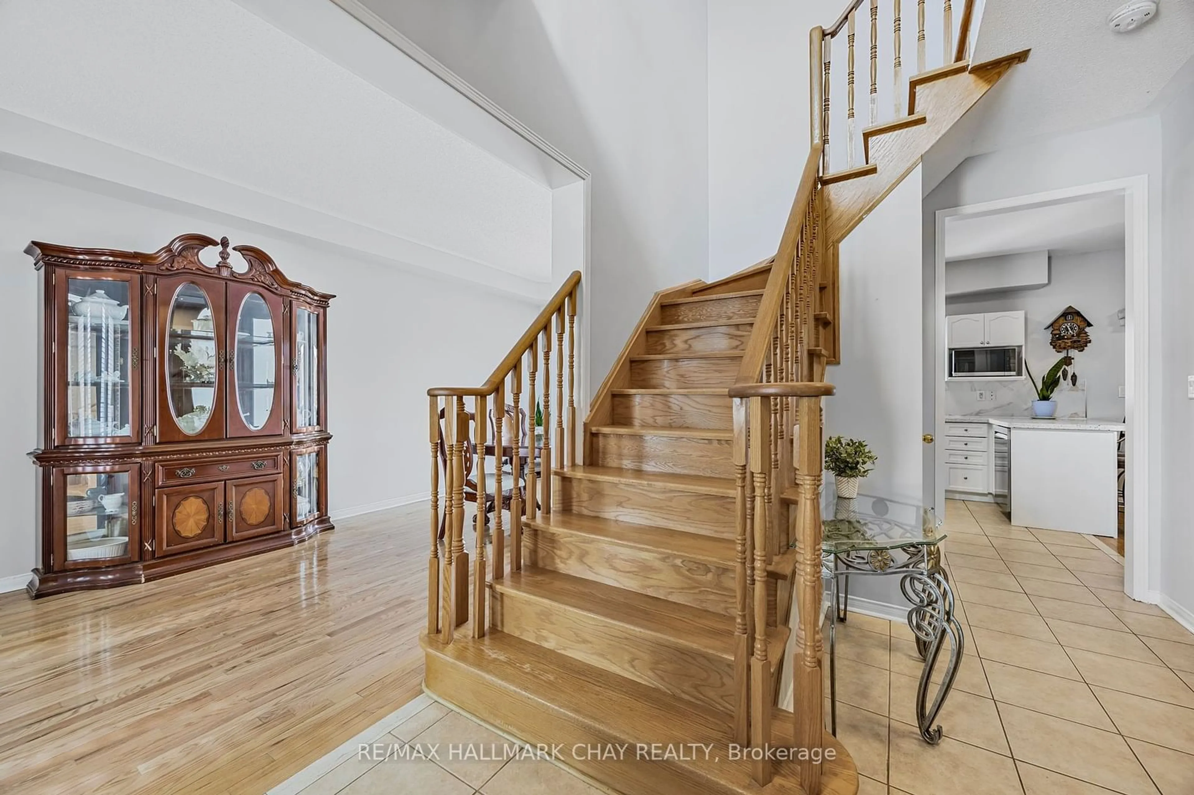 Indoor foyer for 1179 Mitchell Crt, Innisfil Ontario L9S 5A5