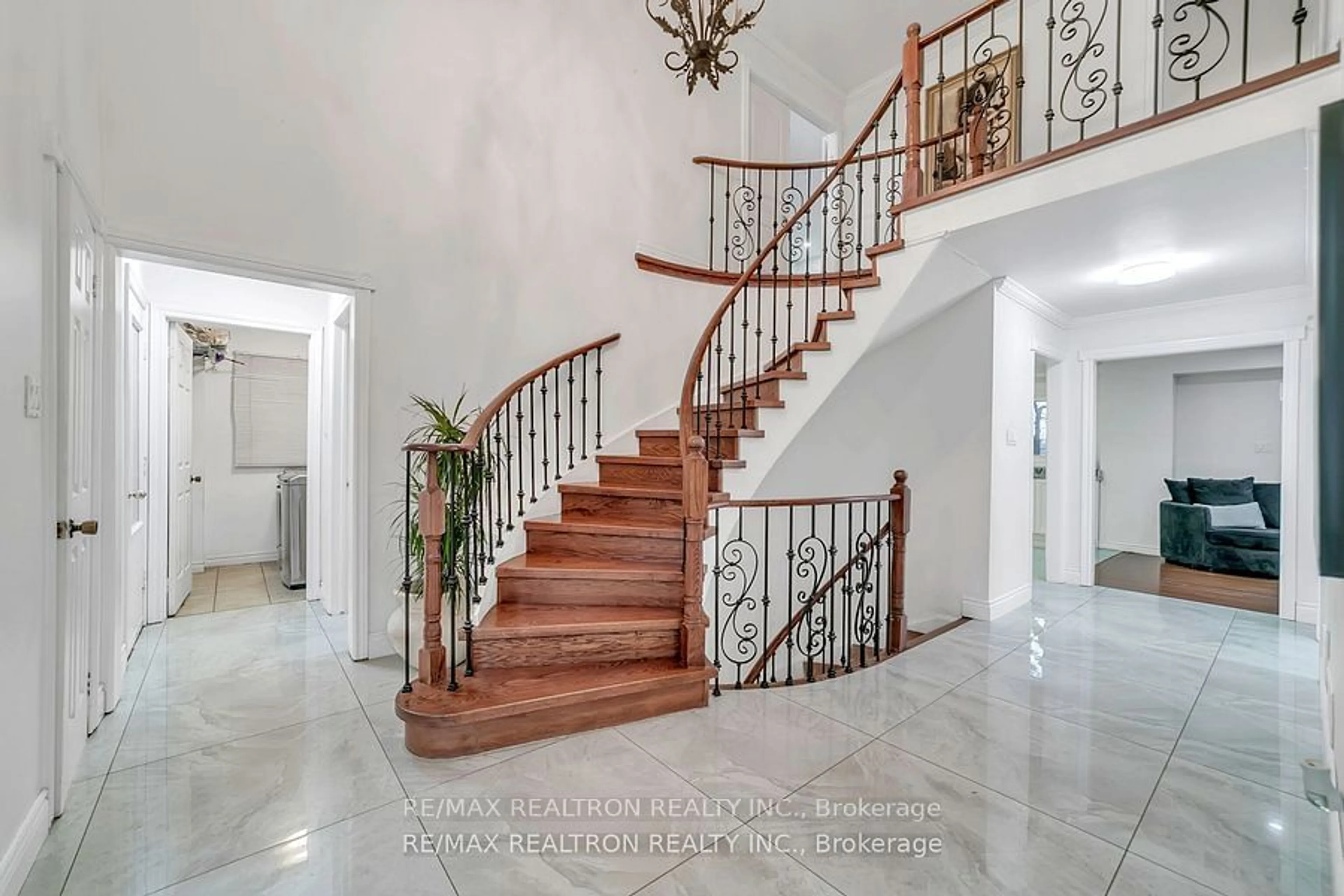 Indoor foyer for 11 Trafalgar Sq, Vaughan Ontario L4J 7M6