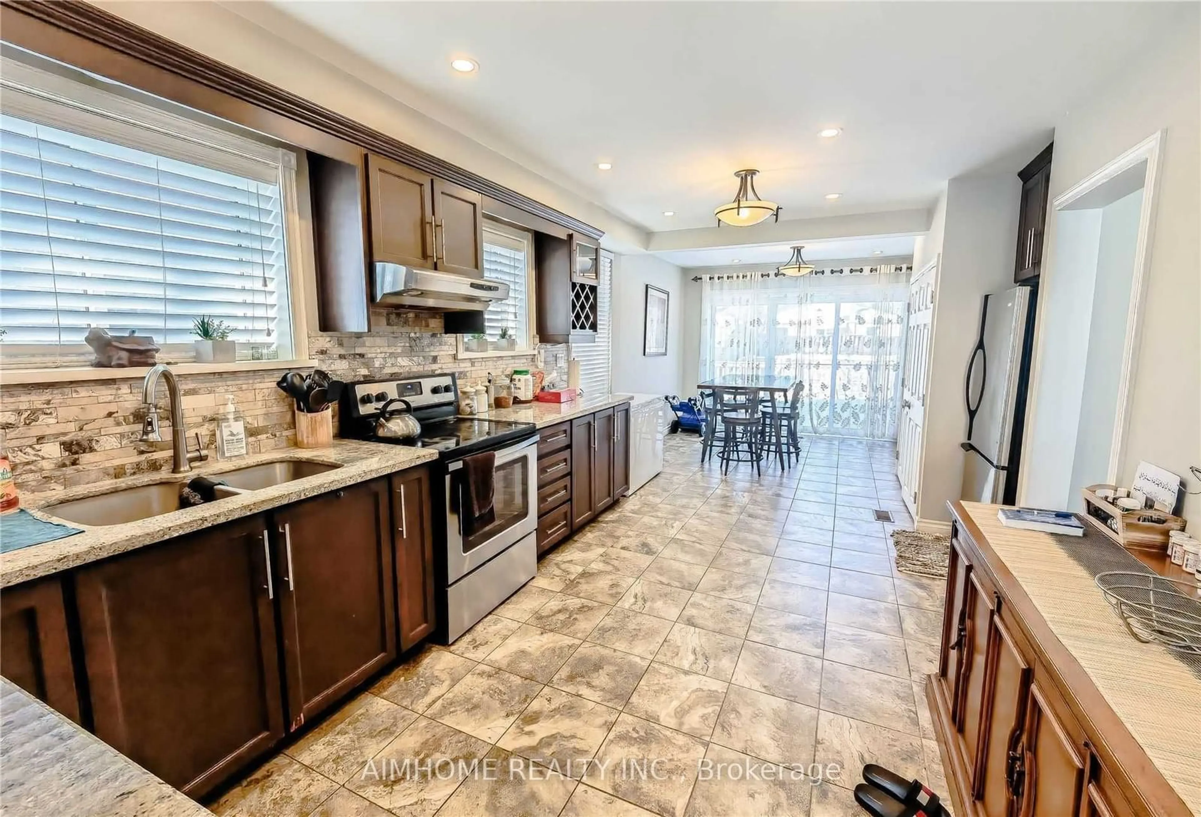 Open concept kitchen, ceramic/tile floor for 57 Gladman Ave, Newmarket Ontario L3Y 1W4