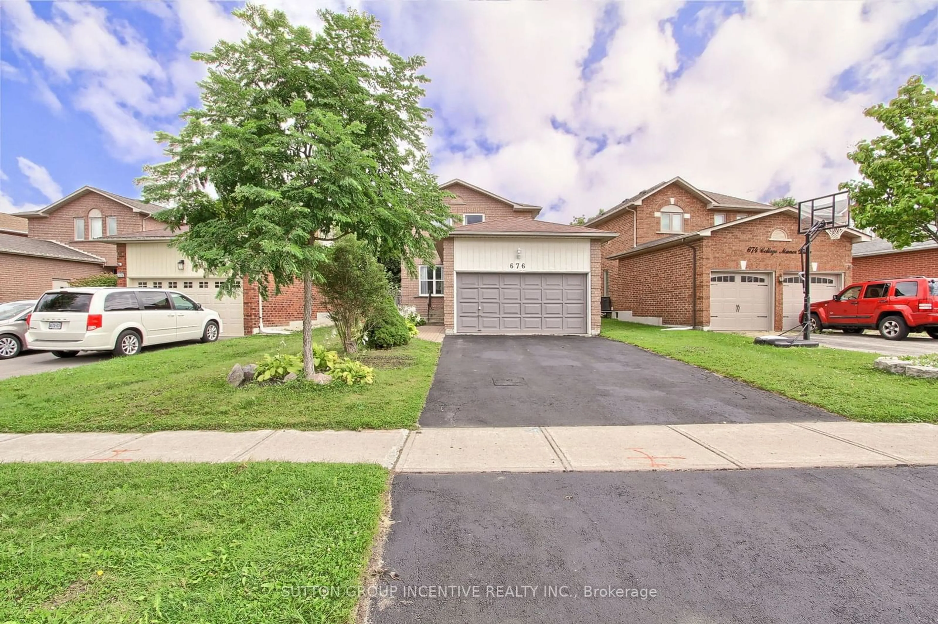 A pic from outside/outdoor area/front of a property/back of a property/a pic from drone, street for 676 College Manor Dr, Newmarket Ontario L3Y 8M1