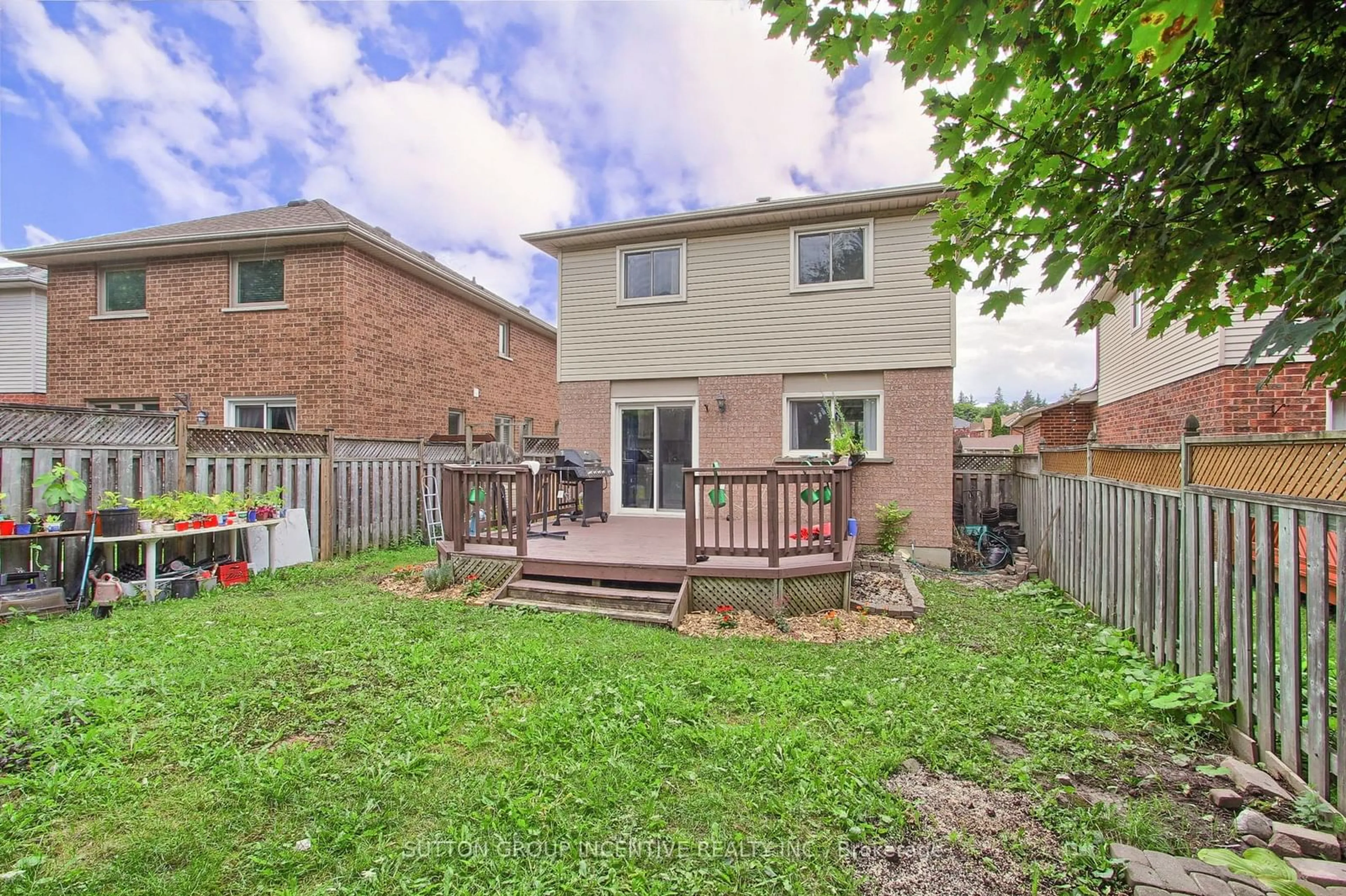 Patio, street for 676 College Manor Dr, Newmarket Ontario L3Y 8M1