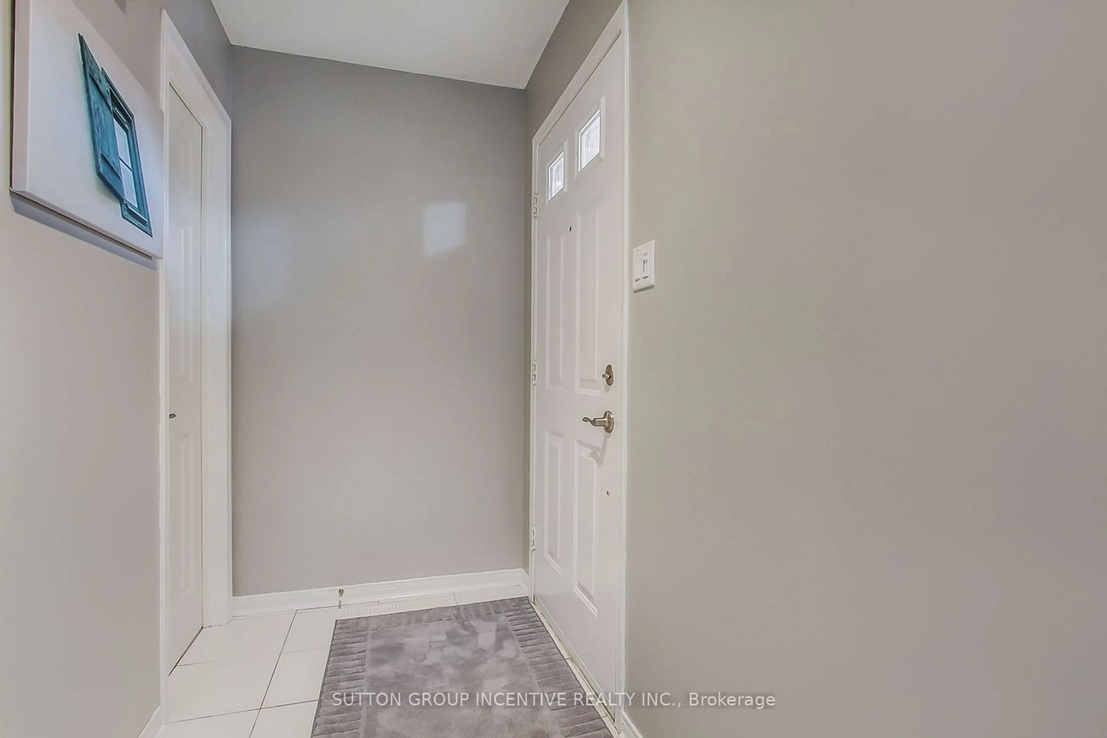 Indoor entryway for 676 College Manor Dr, Newmarket Ontario L3Y 8M1