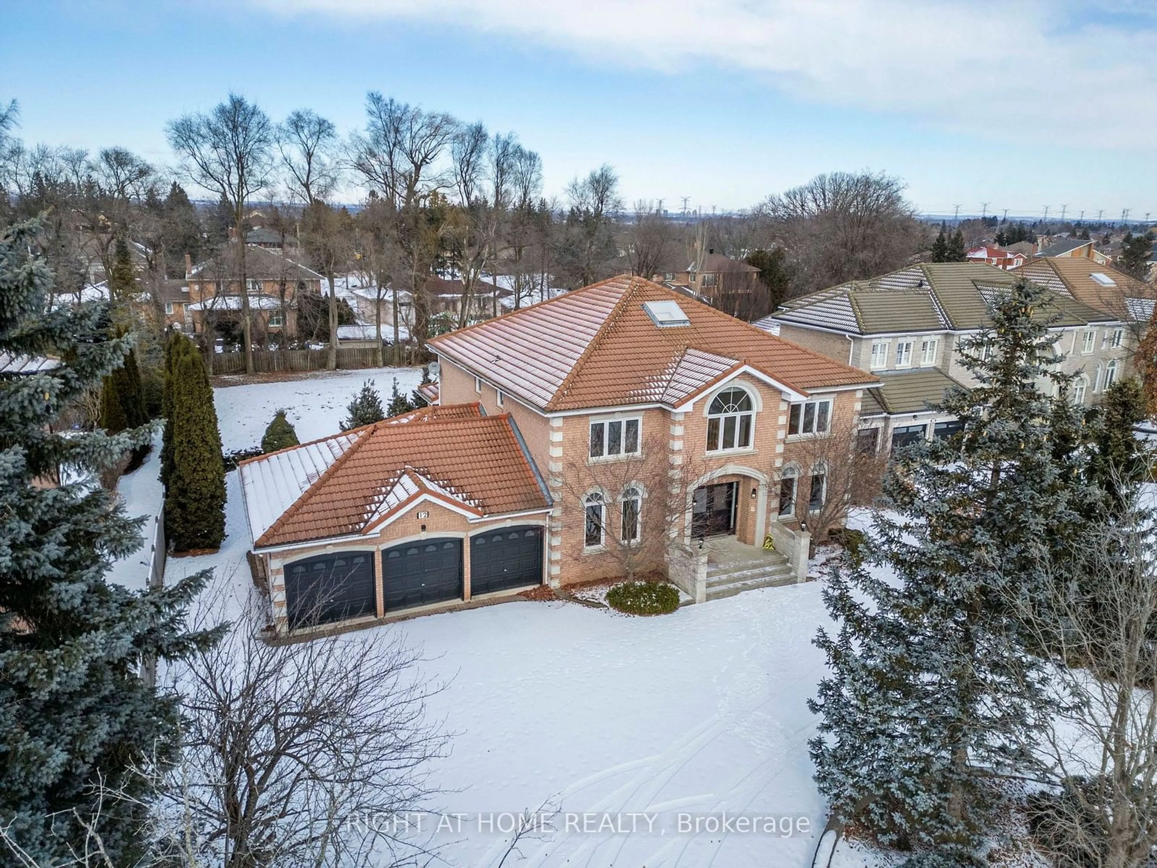 A pic from outside/outdoor area/front of a property/back of a property/a pic from drone, street for 12 Regal Crt, Markham Ontario L3R 8G1