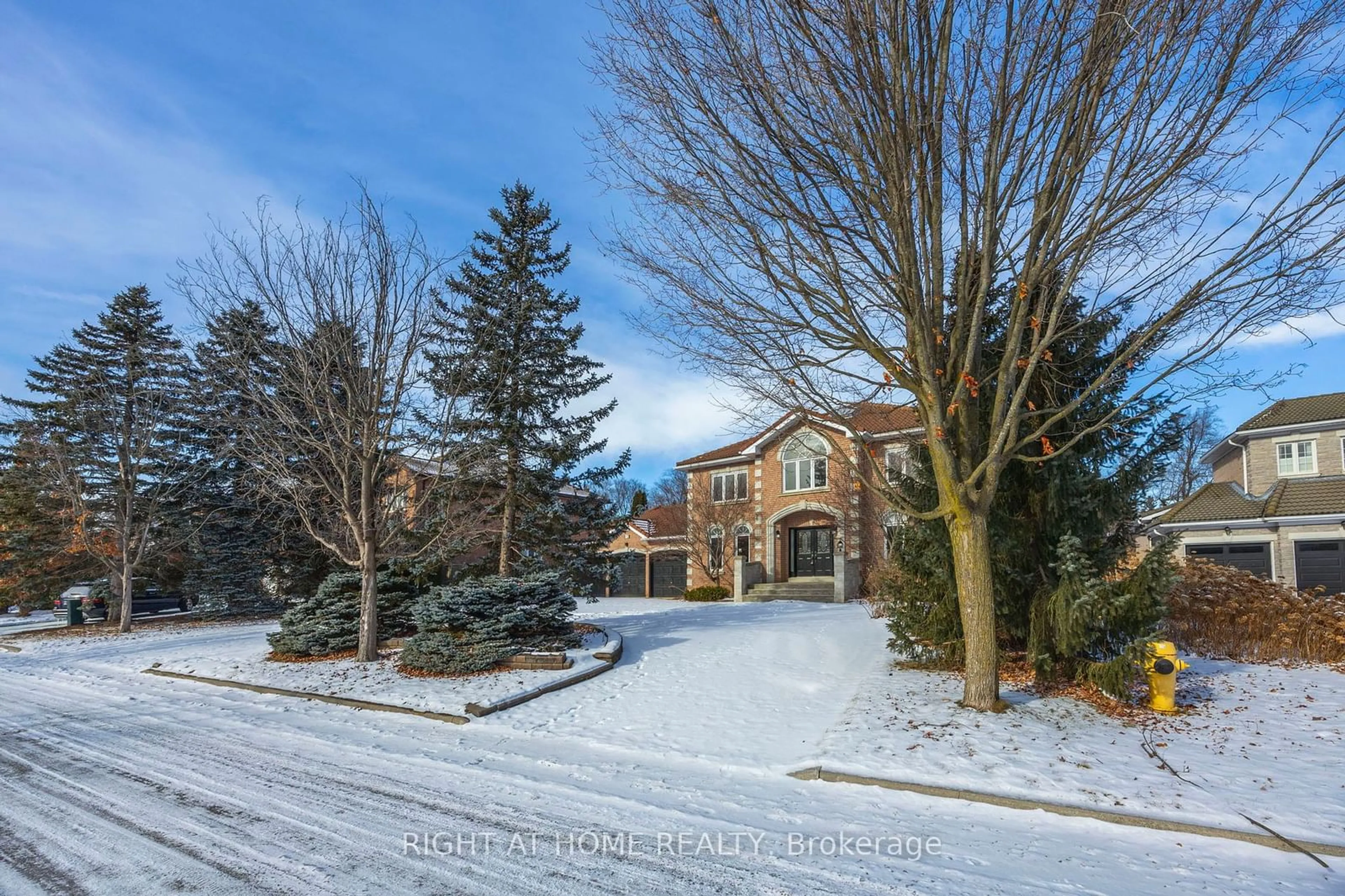 A pic from outside/outdoor area/front of a property/back of a property/a pic from drone, street for 12 Regal Crt, Markham Ontario L3R 8G1