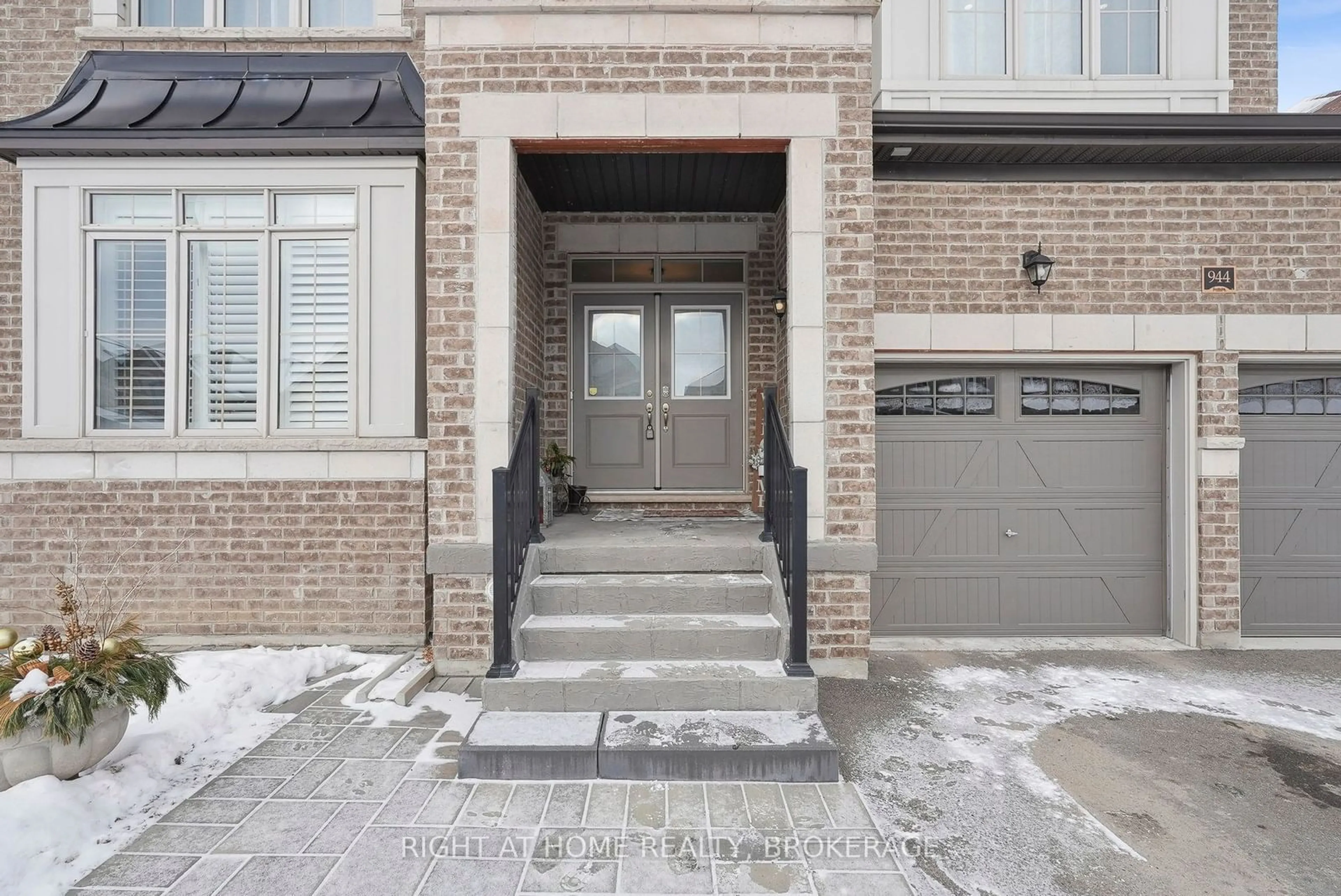 Indoor entryway for 944 Larter St, Innisfil Ontario L9S 0A8