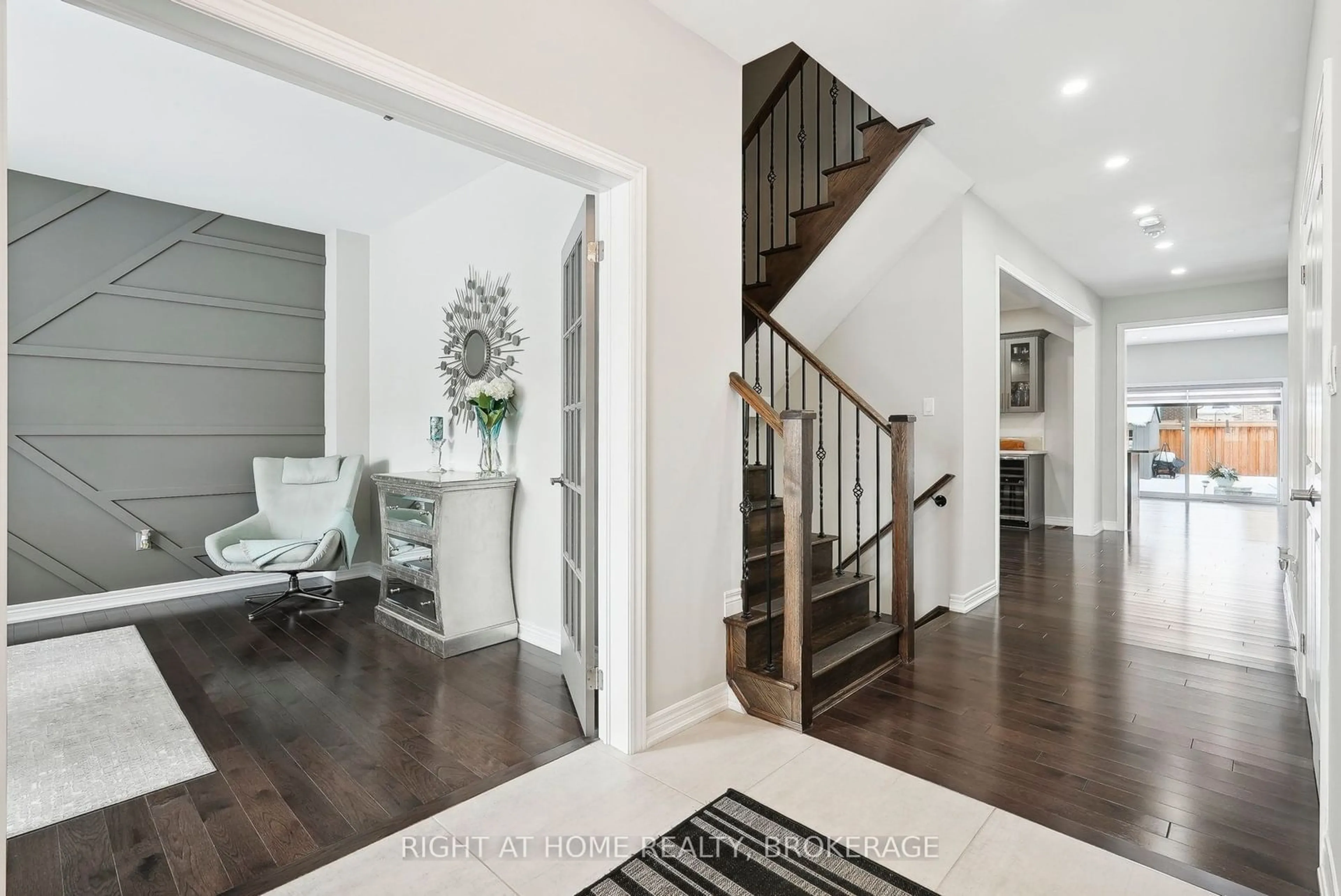 Indoor entryway for 944 Larter St, Innisfil Ontario L9S 0A8