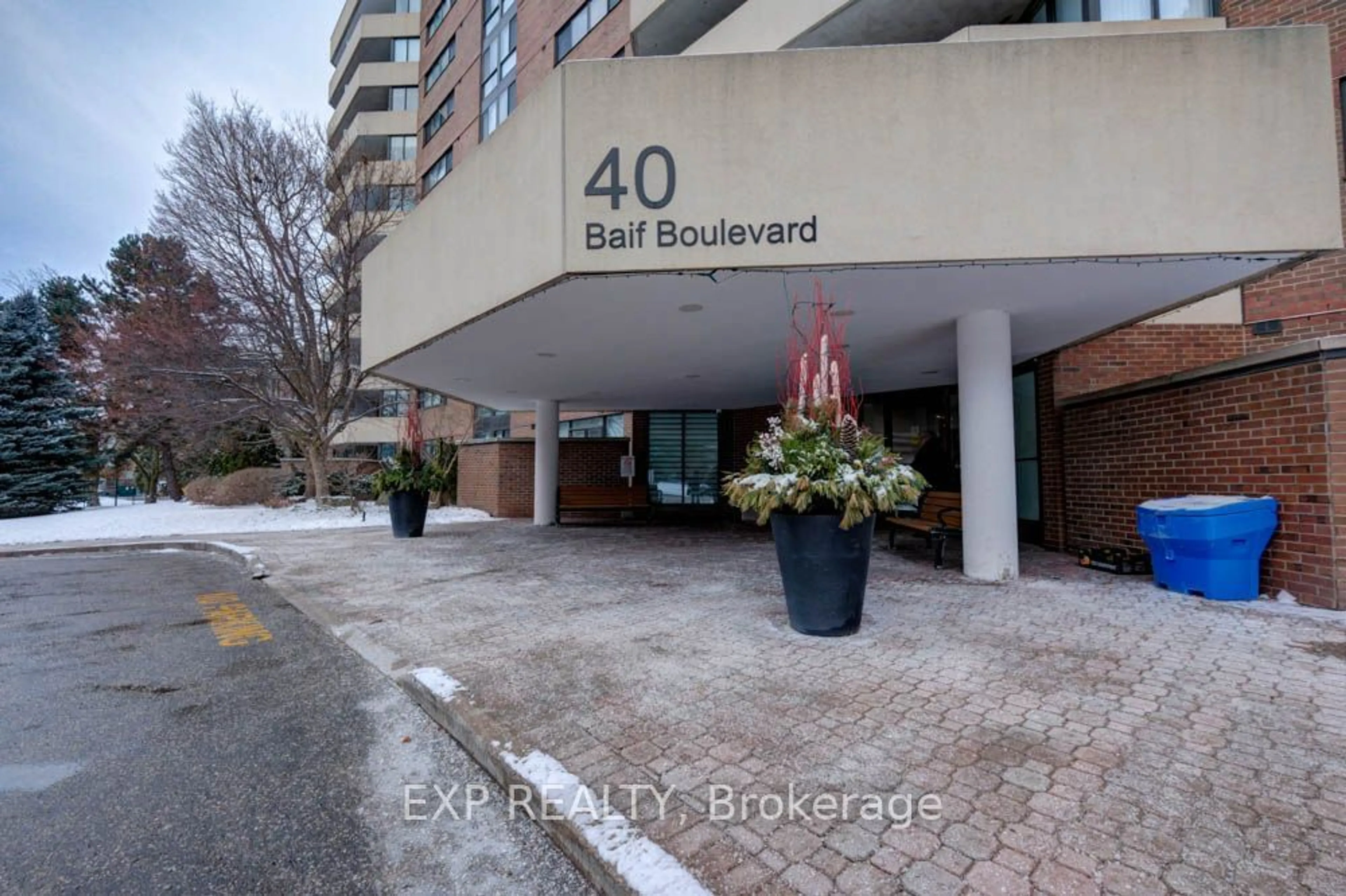 Indoor foyer for 40 Baif Blvd #307, Richmond Hill Ontario L4C 5M9