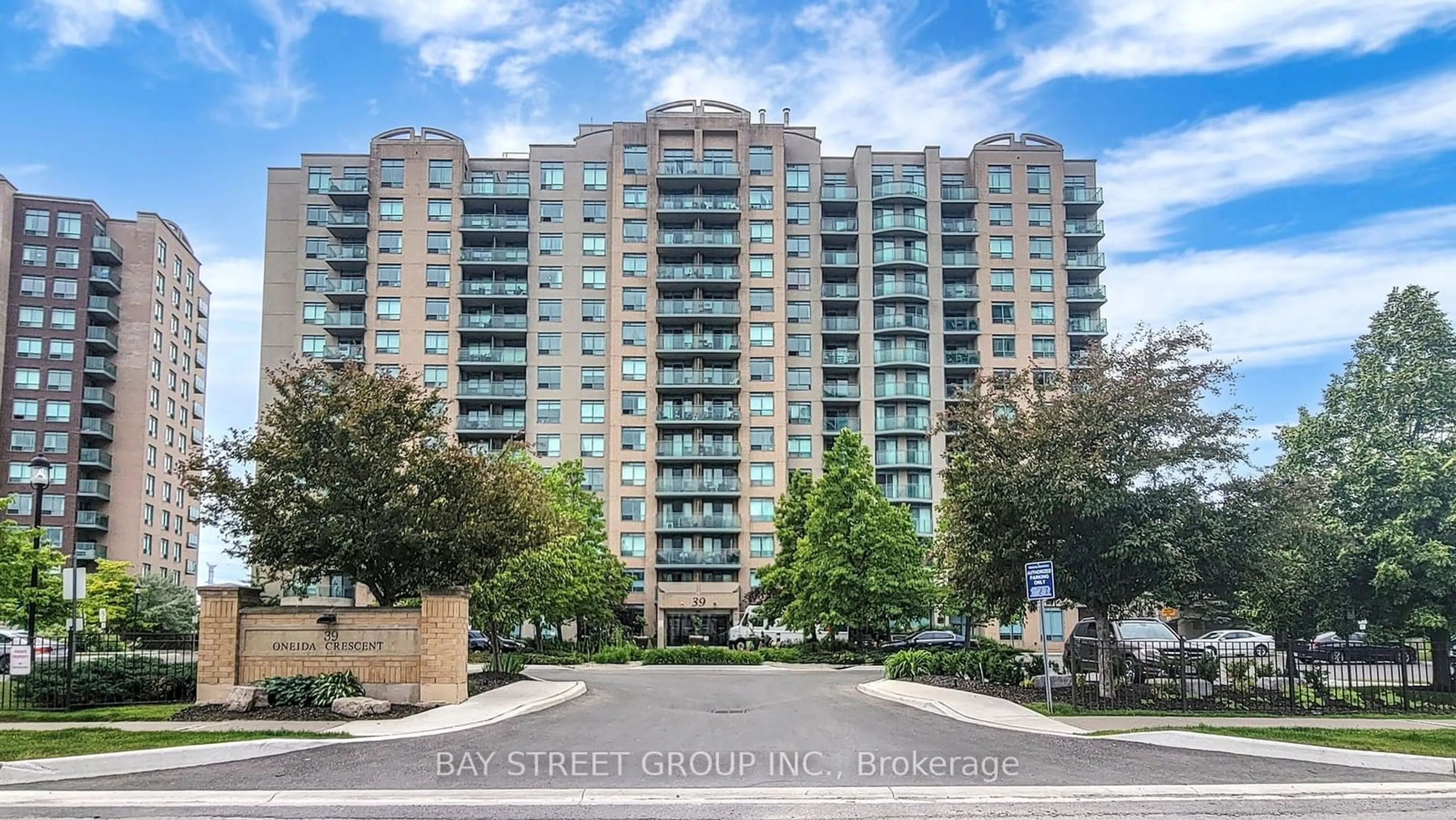 Indoor foyer for 39 Oneida Cres #LPH19, Richmond Hill Ontario L4B 4T9