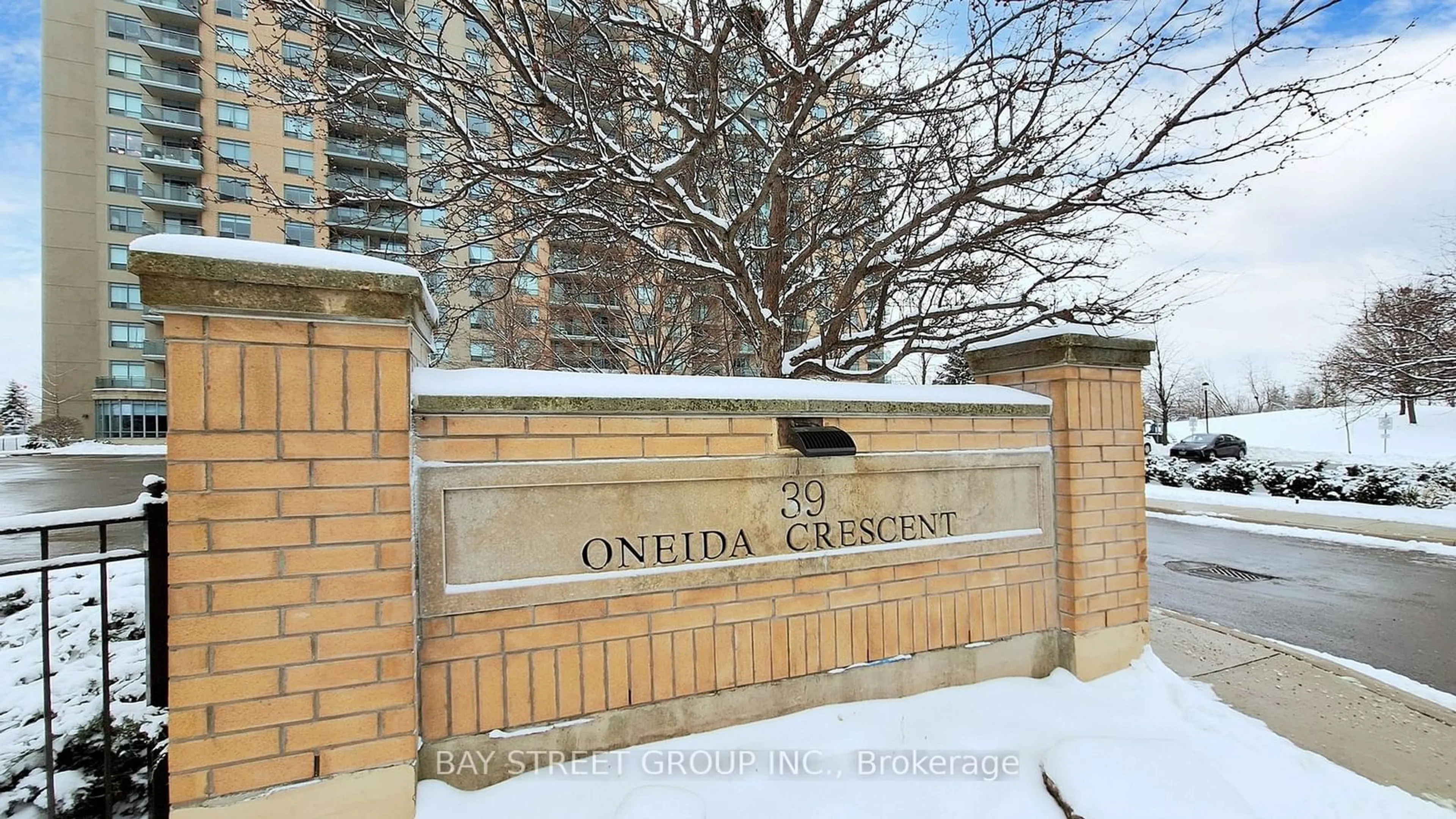 Indoor foyer for 39 Oneida Cres #LPH19, Richmond Hill Ontario L4B 4T9