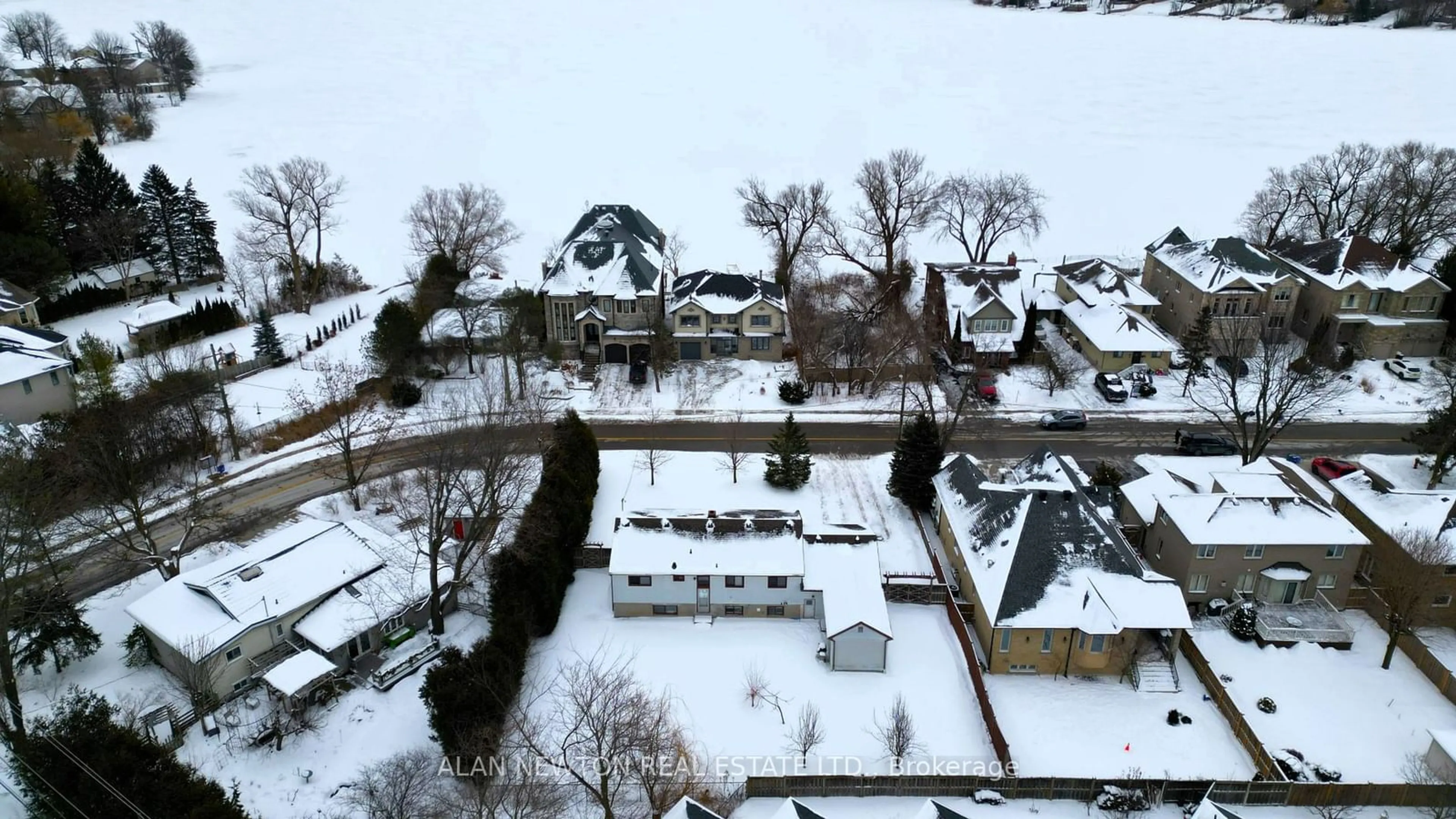 A pic from outside/outdoor area/front of a property/back of a property/a pic from drone, street for 254 Lakeland Cres, Richmond Hill Ontario L4E 3A6