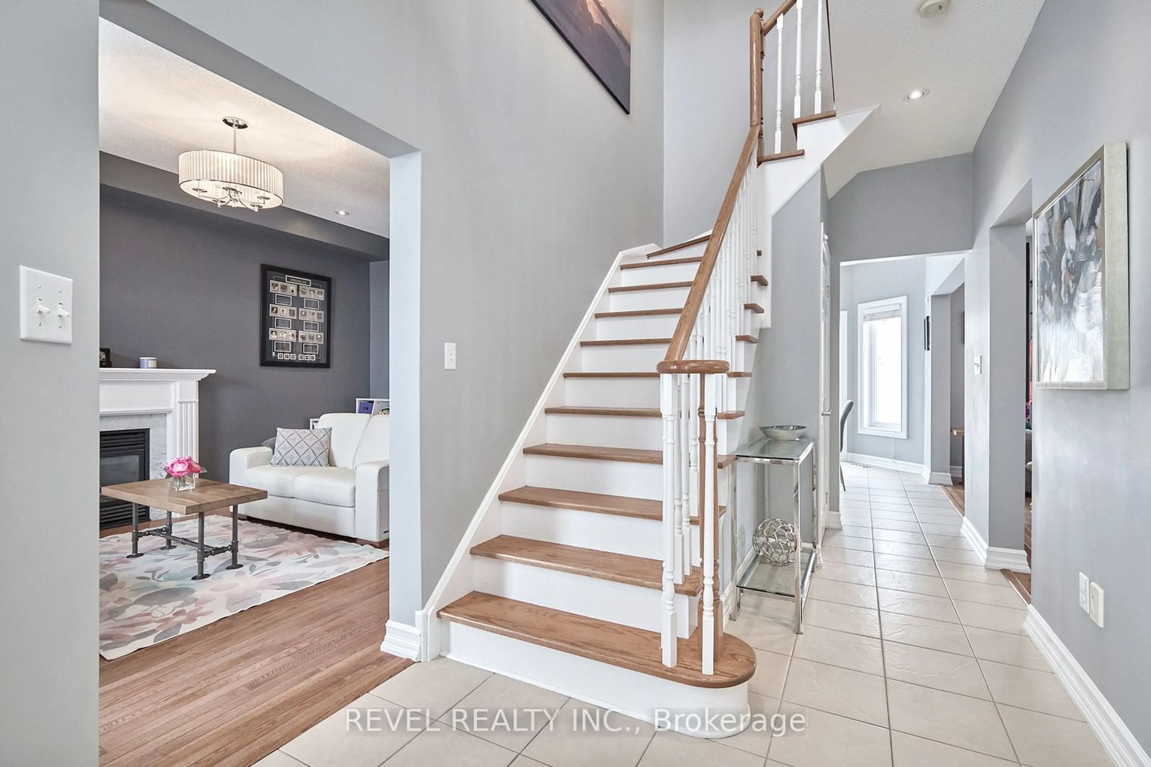 Indoor entryway for 1979 Romina Crt, Innisfil Ontario L9S 4Y1