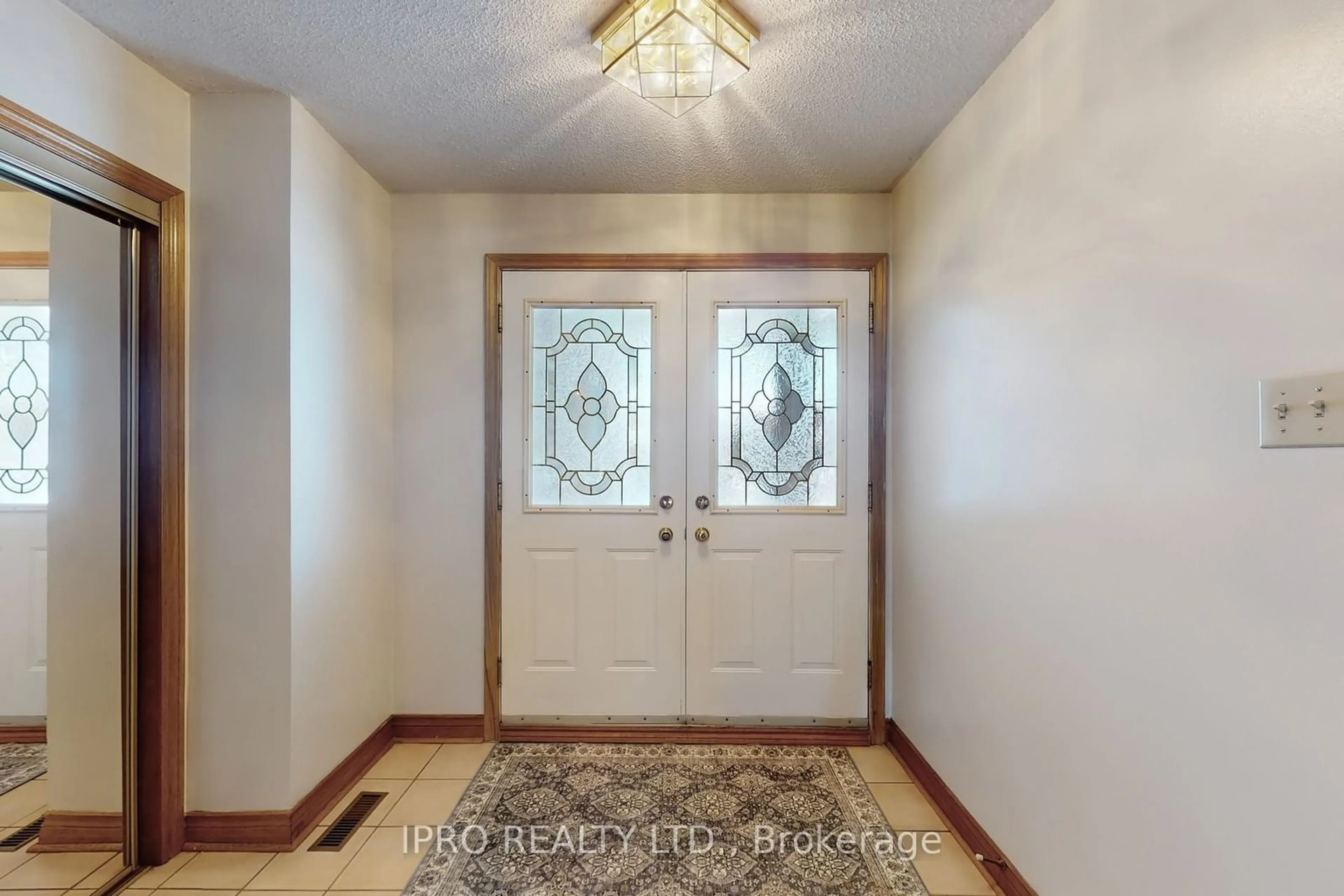 Indoor entryway for 41 Attorneys Lane, Vaughan Ontario L4L 6M8