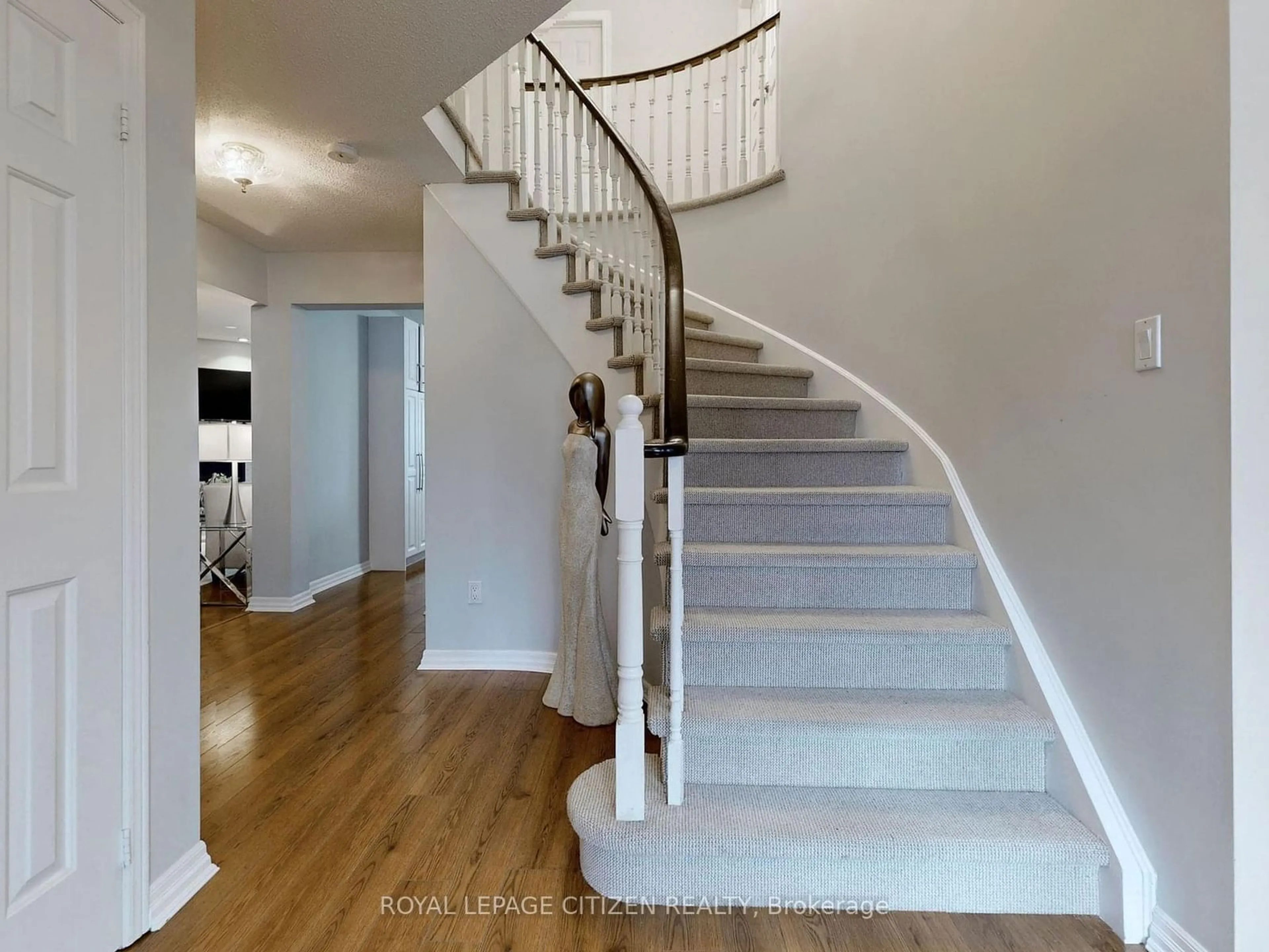 Stairs for 308 Petheram Pl, Newmarket Ontario L3X 1J7