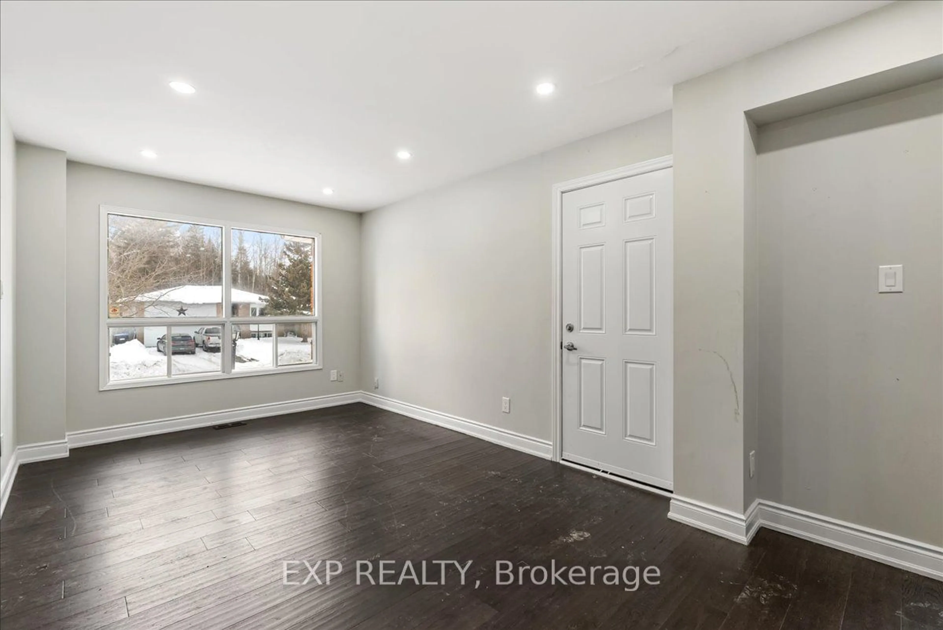 Indoor entryway for 2529 Della St, Innisfil Ontario L9S 2H2