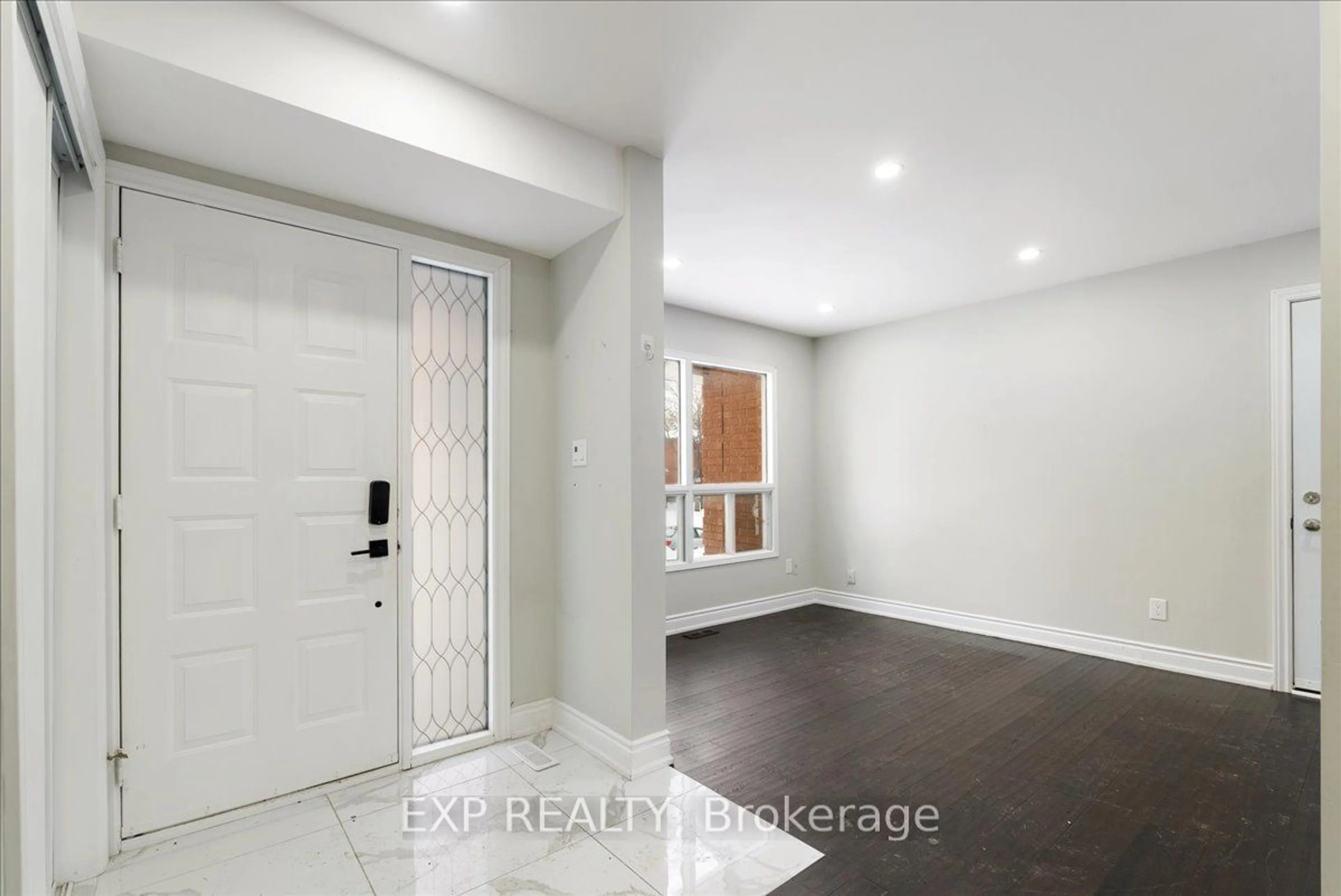 Indoor entryway for 2529 Della St, Innisfil Ontario L9S 2H2