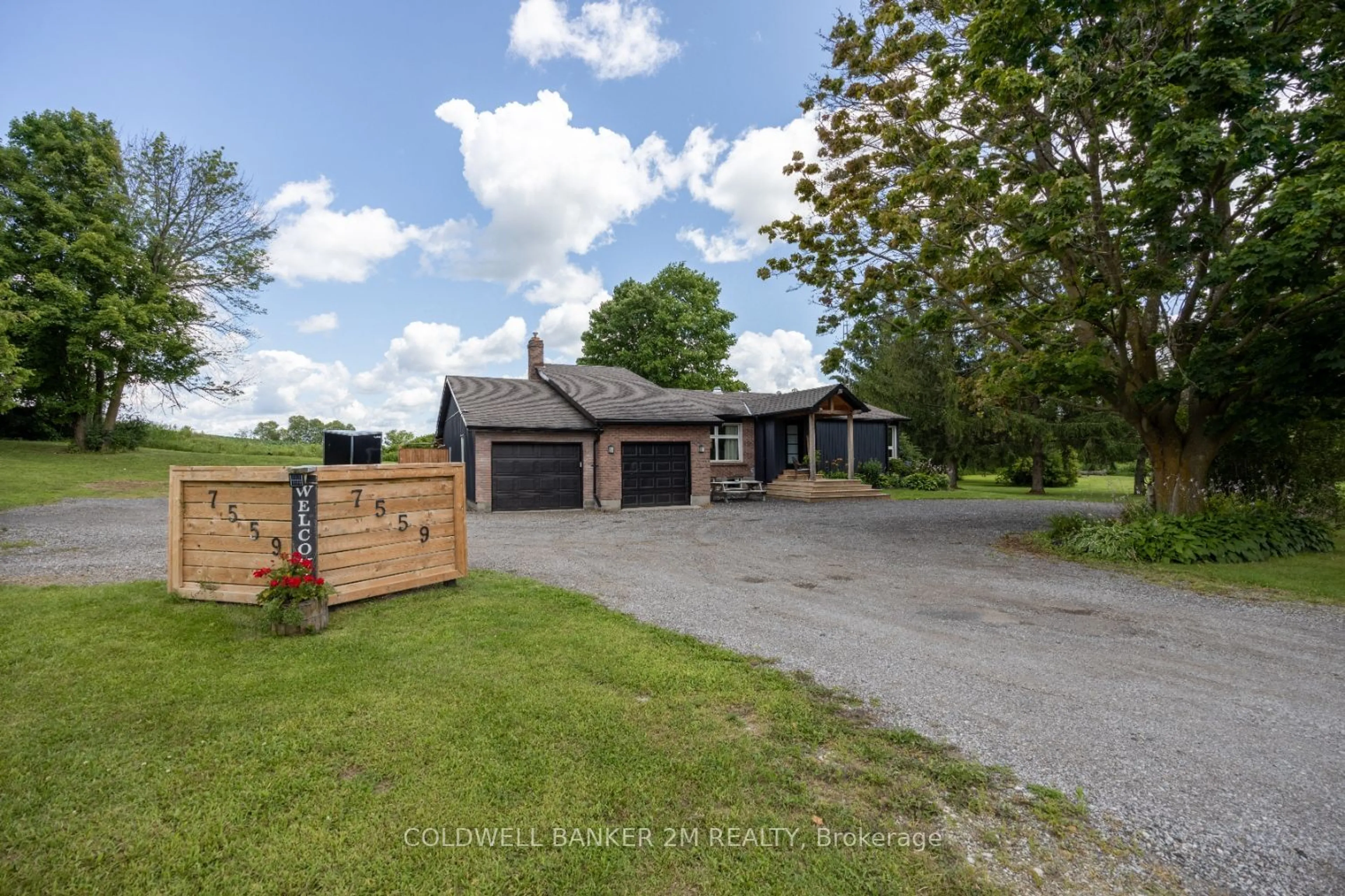 A pic from outside/outdoor area/front of a property/back of a property/a pic from drone, street for 7559 Lakeridge Rd, Uxbridge Ontario L9P 1R3