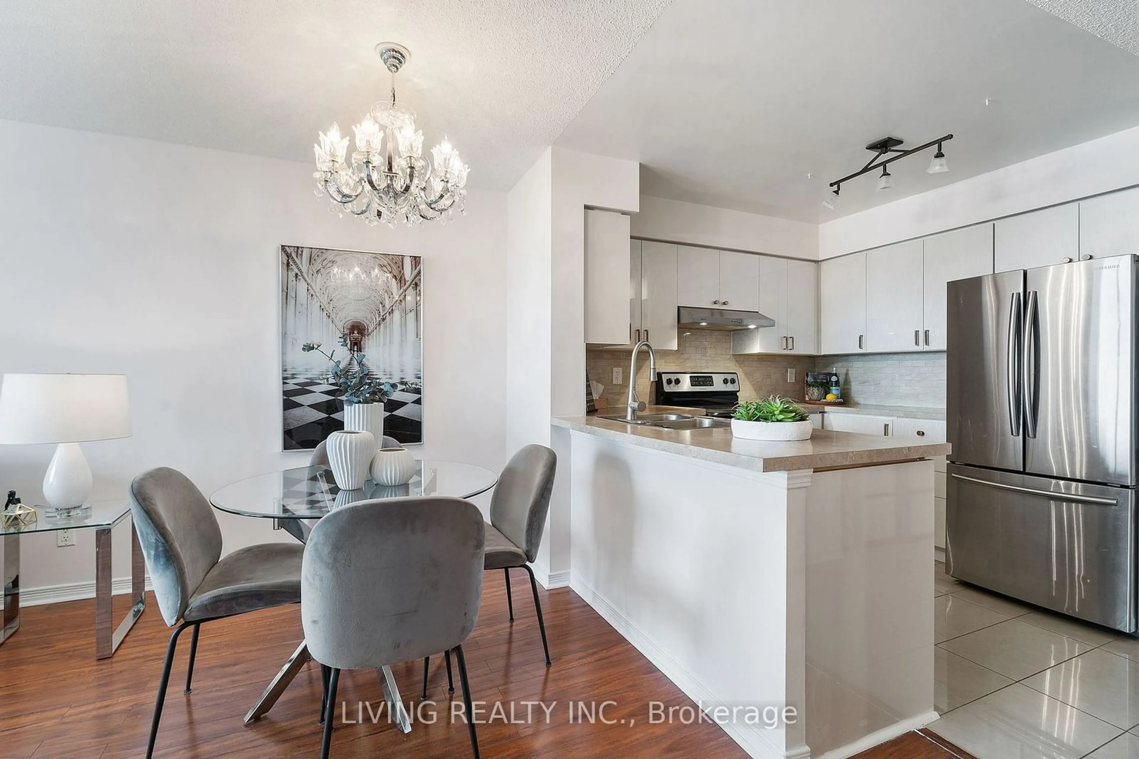 Open concept kitchen, wood/laminate floor for 11 Oneida Cres #409, Richmond Hill Ontario L4B 0A1