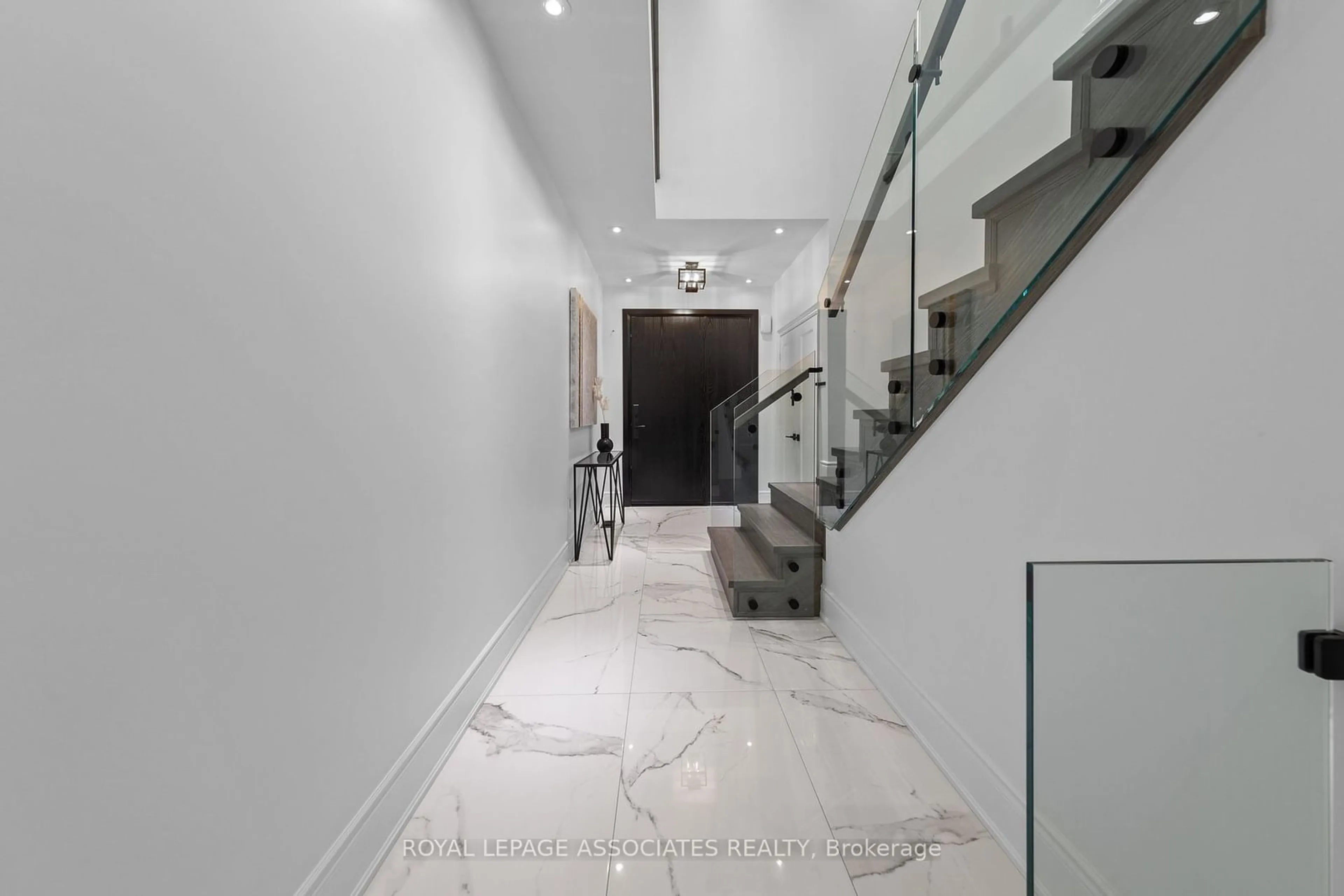 Indoor foyer for 118 Boundary Blvd, Whitchurch-Stouffville Ontario L4A 4W2