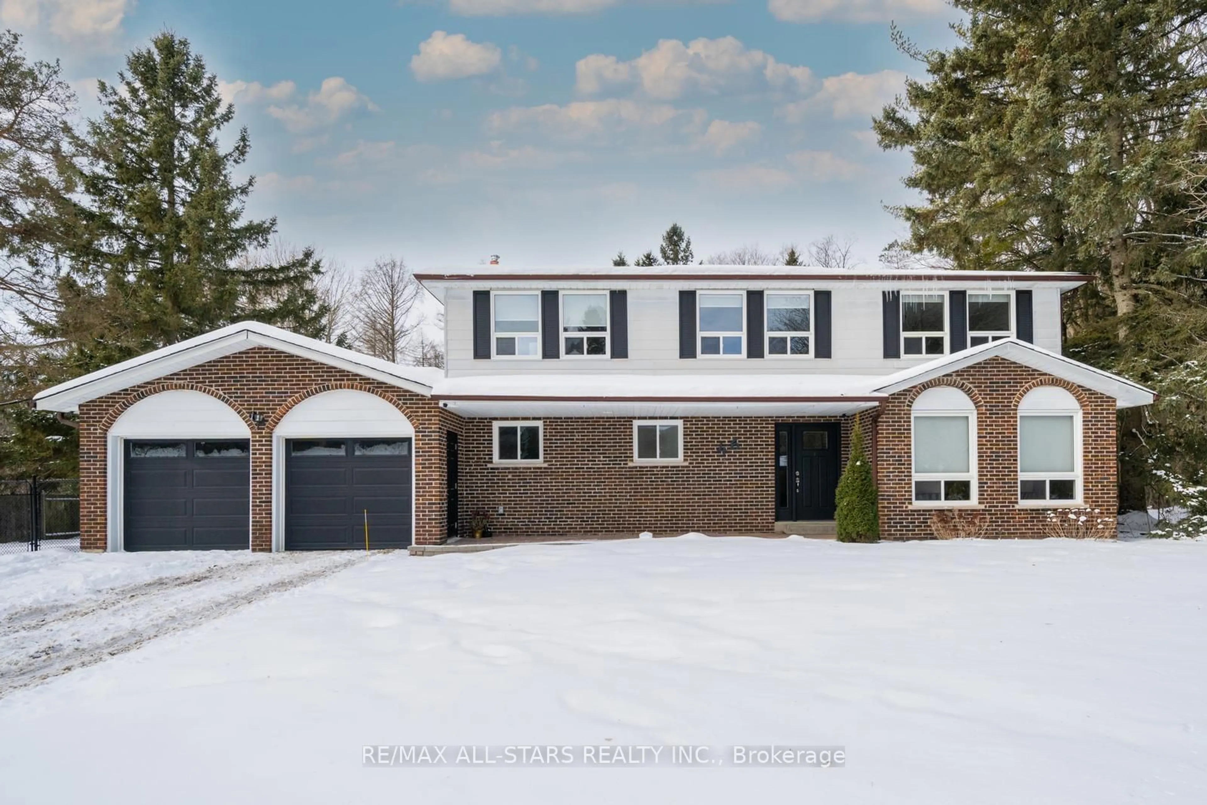 Home with vinyl exterior material, street for 46 Iroquois Dr, Whitchurch-Stouffville Ontario L4A 7X4