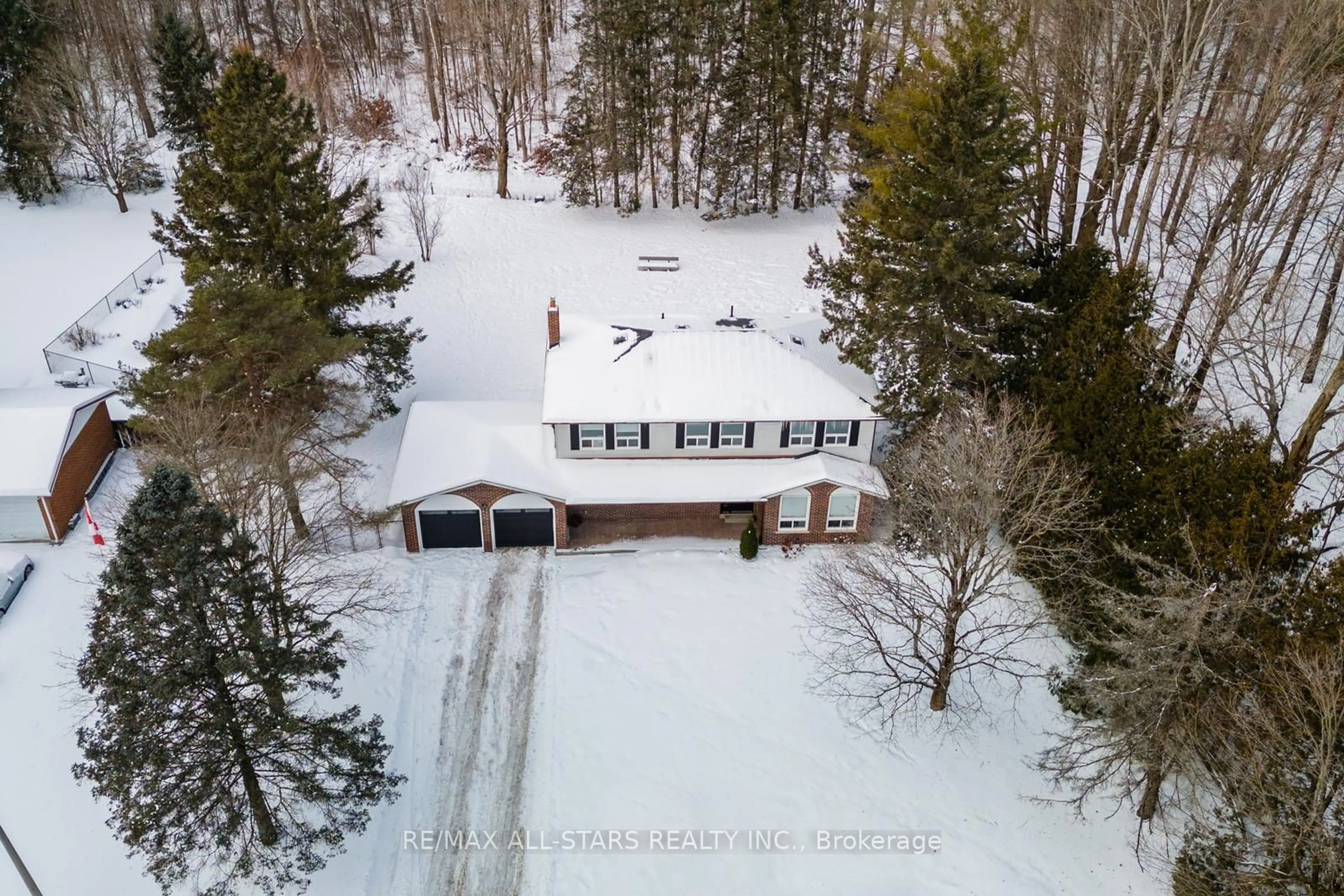 A pic from outside/outdoor area/front of a property/back of a property/a pic from drone, street for 46 Iroquois Dr, Whitchurch-Stouffville Ontario L4A 7X4