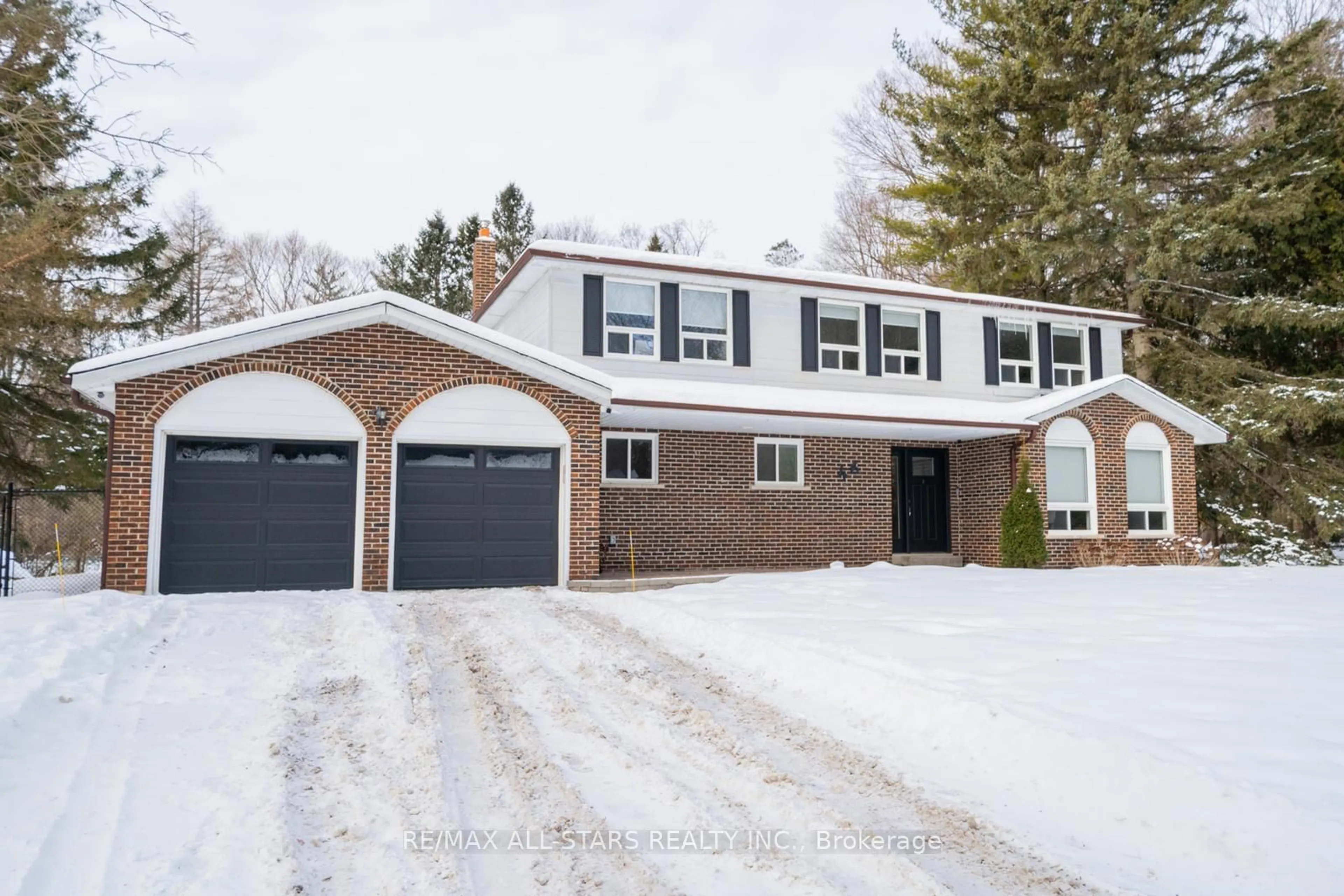 Home with vinyl exterior material, street for 46 Iroquois Dr, Whitchurch-Stouffville Ontario L4A 7X4