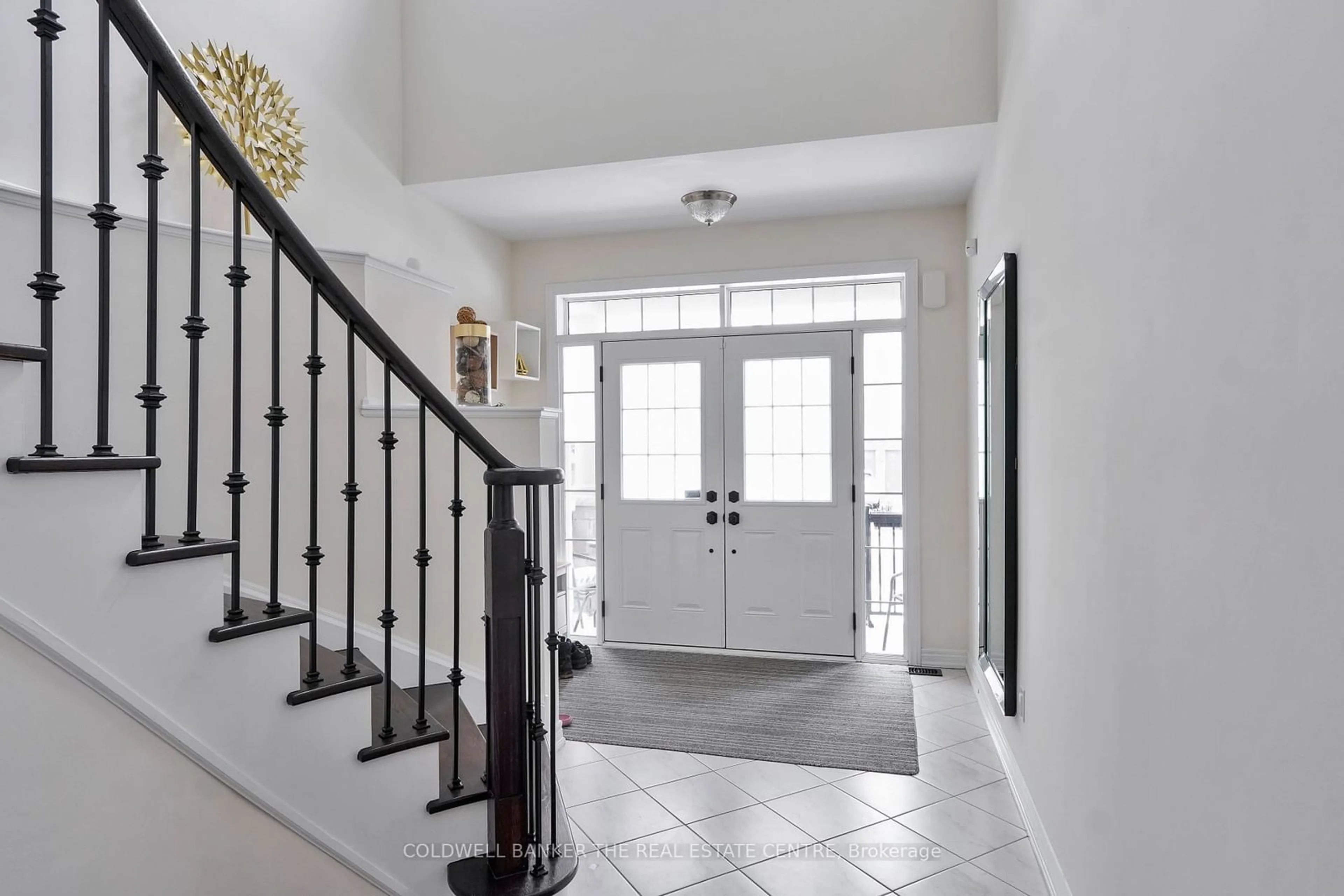 Indoor entryway for 640 Clifford Perry Pl, Newmarket Ontario L3X 0J4