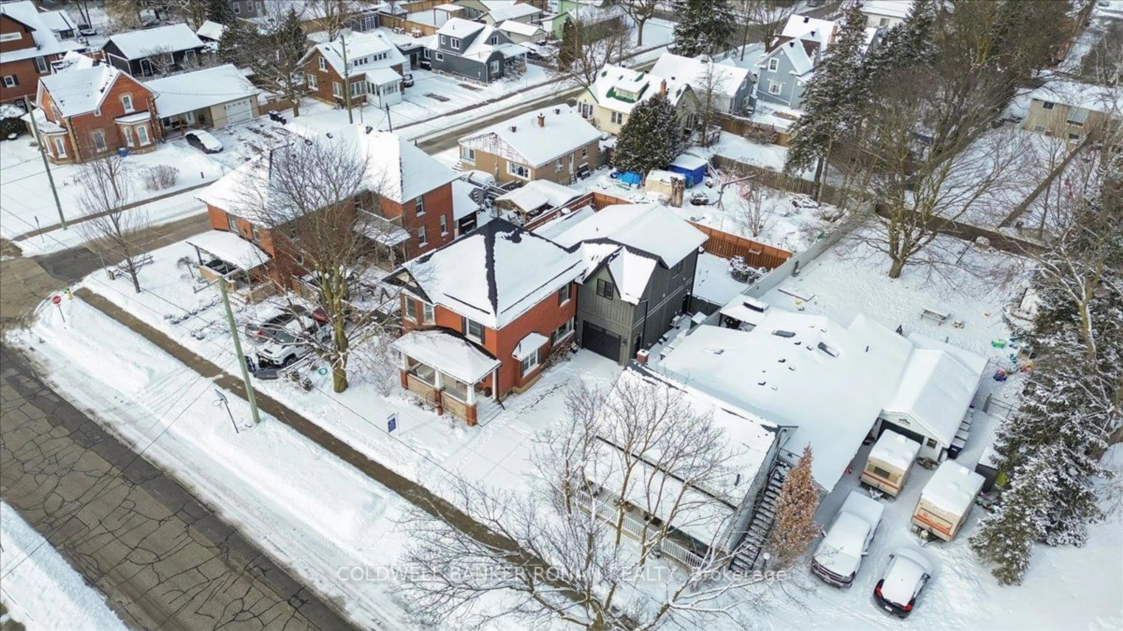 A pic from outside/outdoor area/front of a property/back of a property/a pic from drone, street for 54 Nelson St, New Tecumseth Ontario L9R 1H1