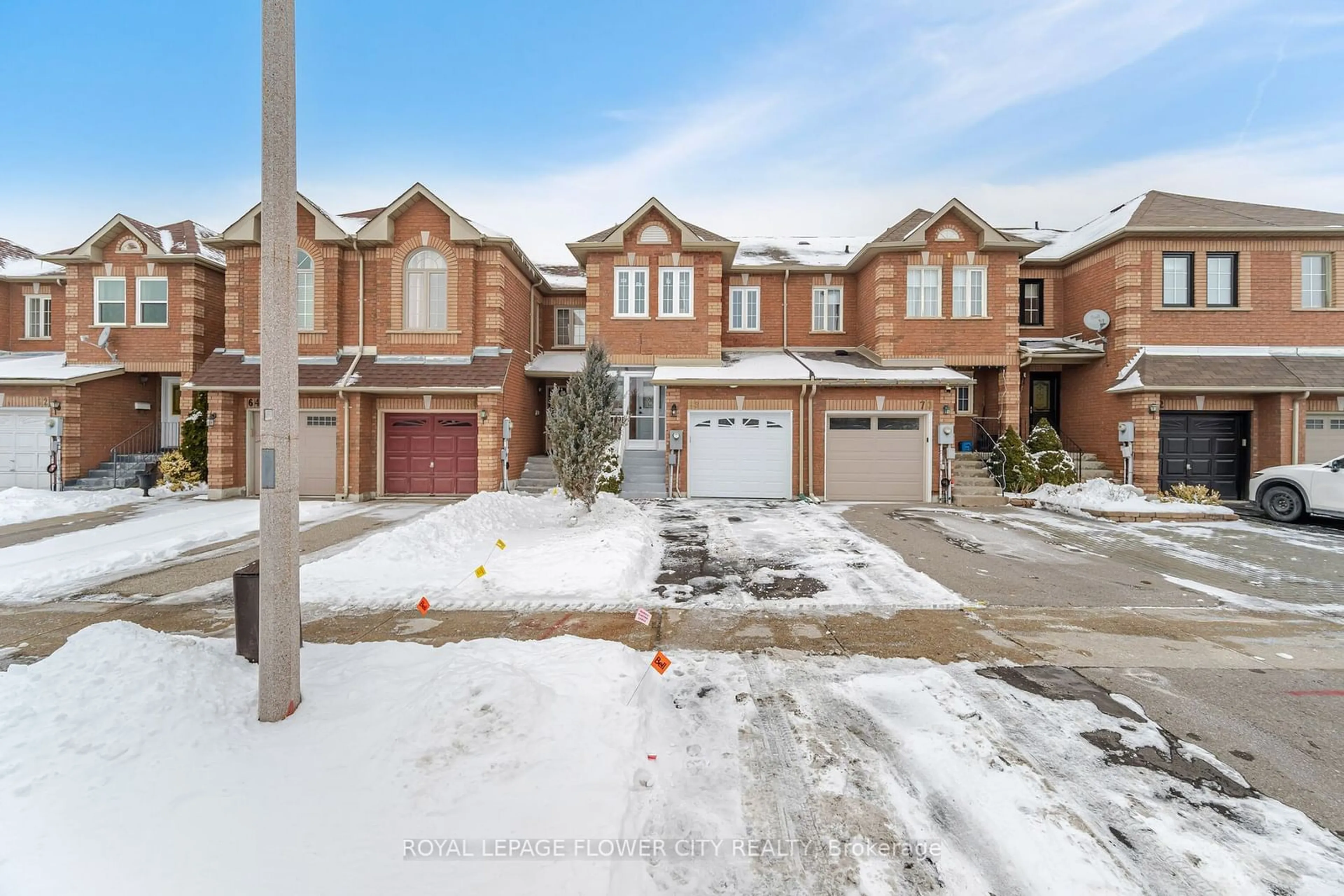 A pic from outside/outdoor area/front of a property/back of a property/a pic from drone, street for 68 Denton Circ, Vaughan Ontario L6A 2N4