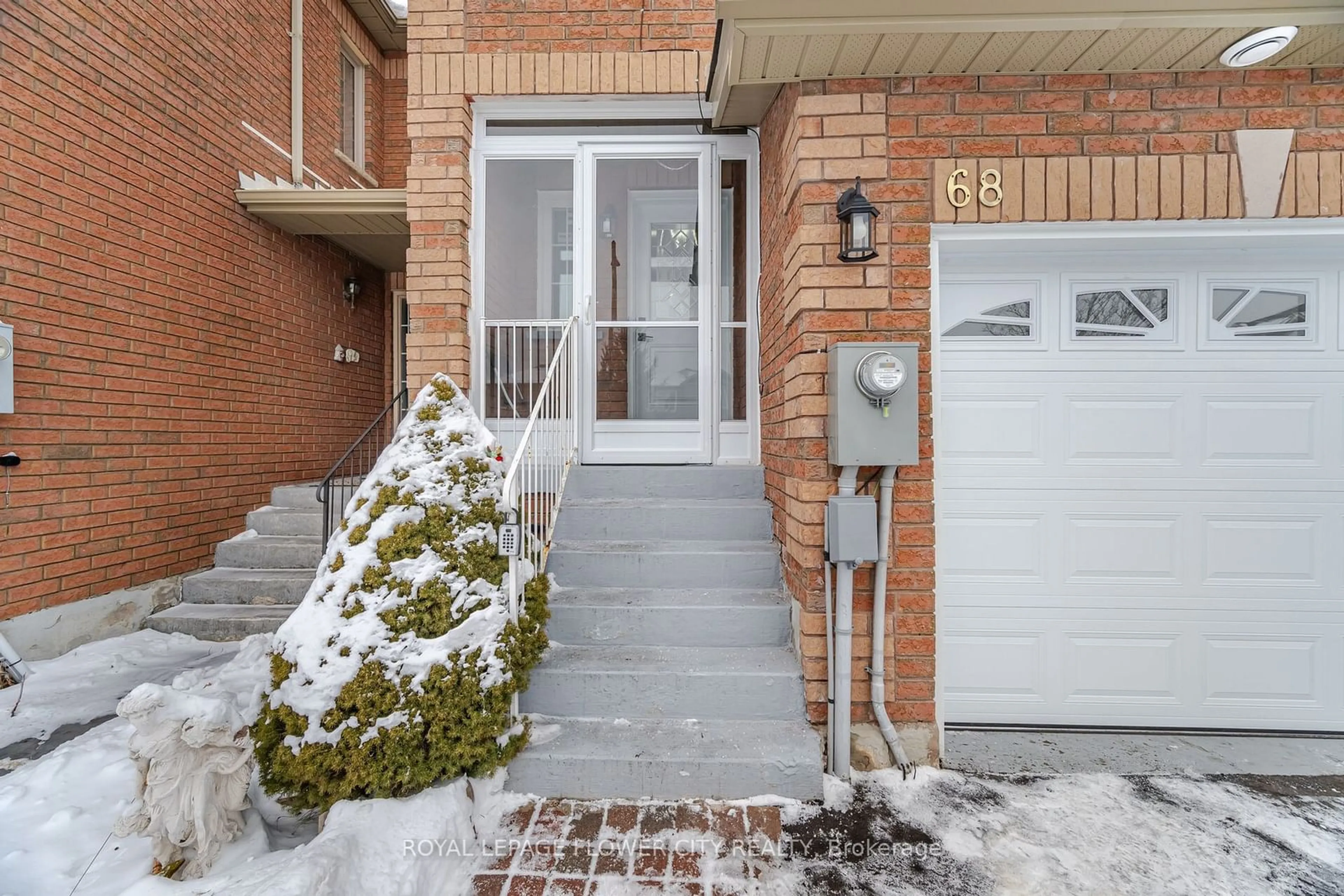 Indoor entryway for 68 Denton Circ, Vaughan Ontario L6A 2N4