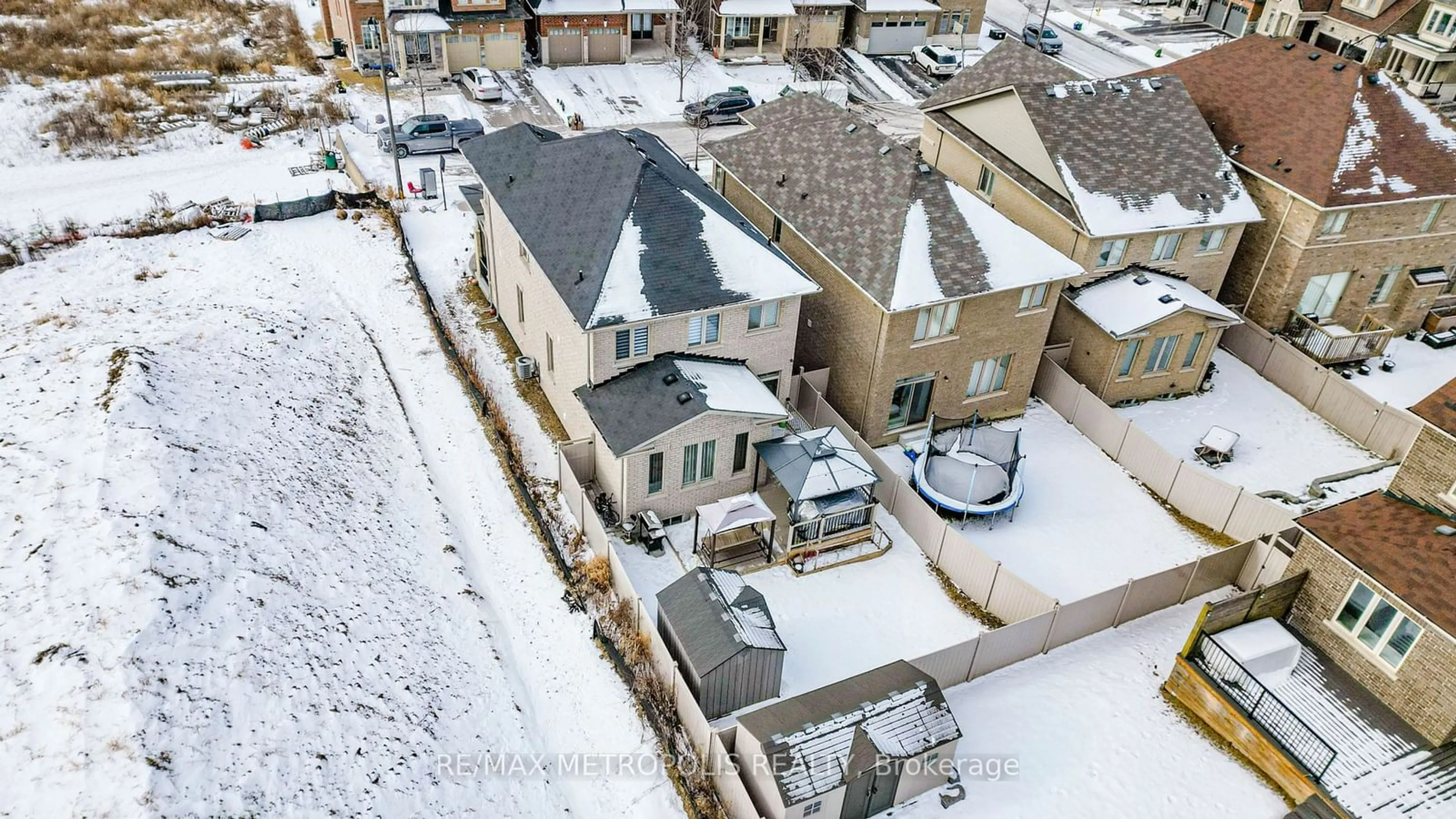 A pic from outside/outdoor area/front of a property/back of a property/a pic from drone, street for 64 Kiteley Cres, East Gwillimbury Ontario L9N 0L6