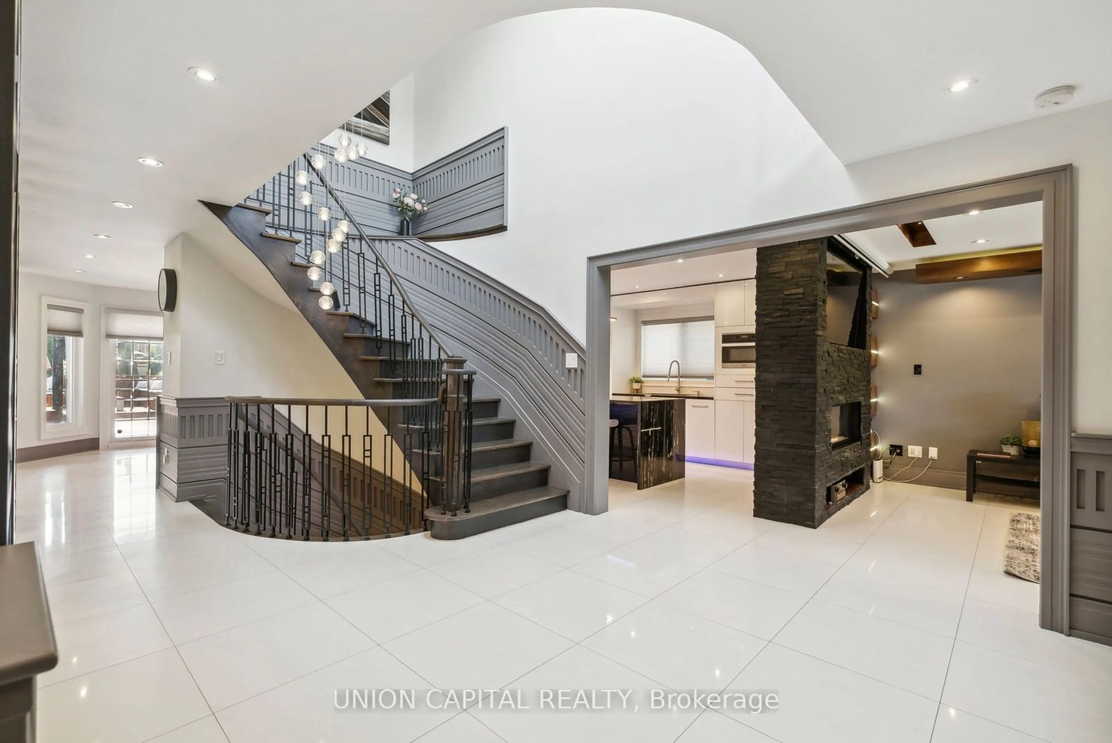 Indoor foyer for 82 Queenston Cres, Vaughan Ontario L4L 4A2