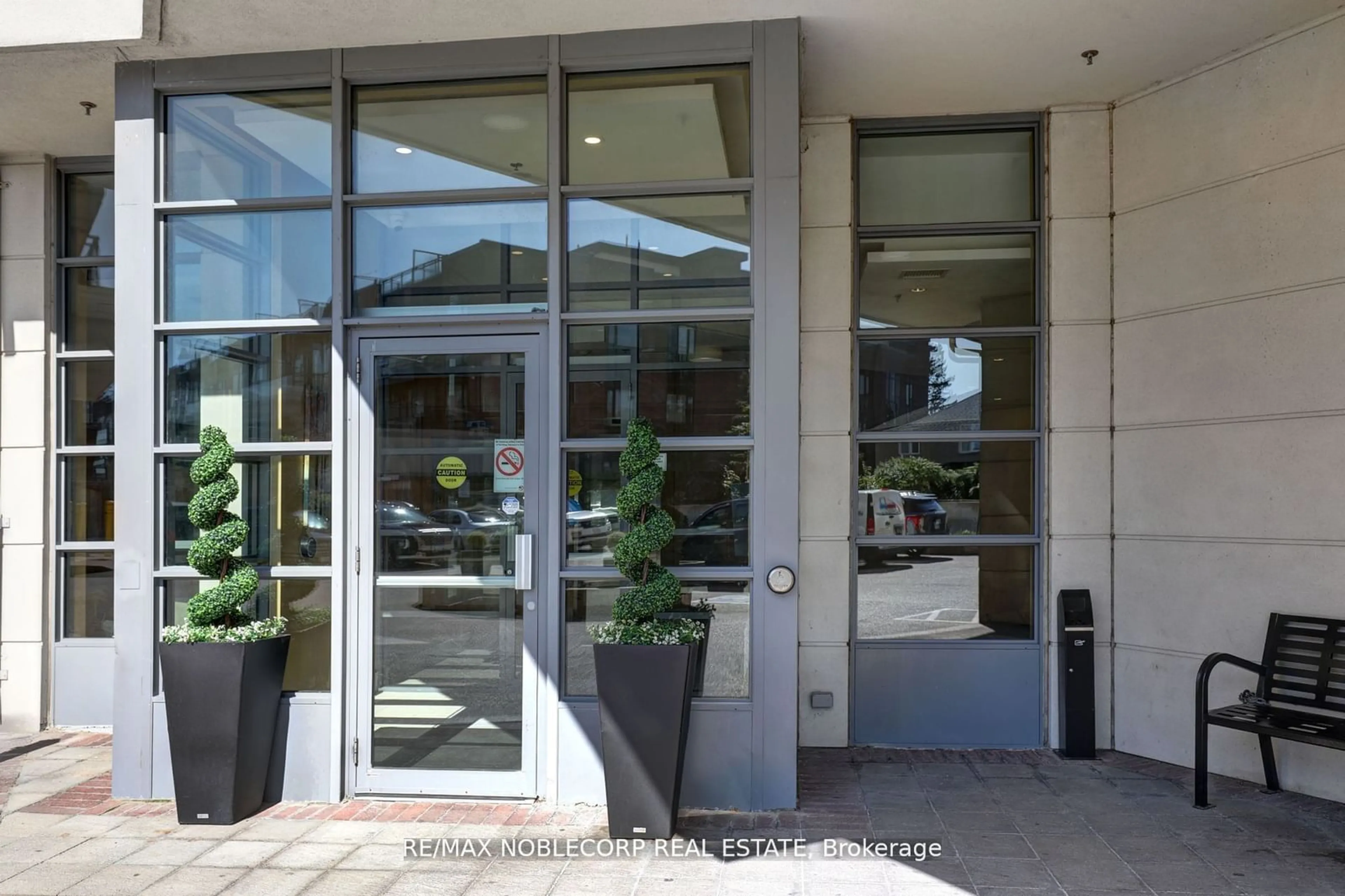 Indoor foyer for 7730 Kipling Ave #907, Vaughan Ontario L4L 1Y9