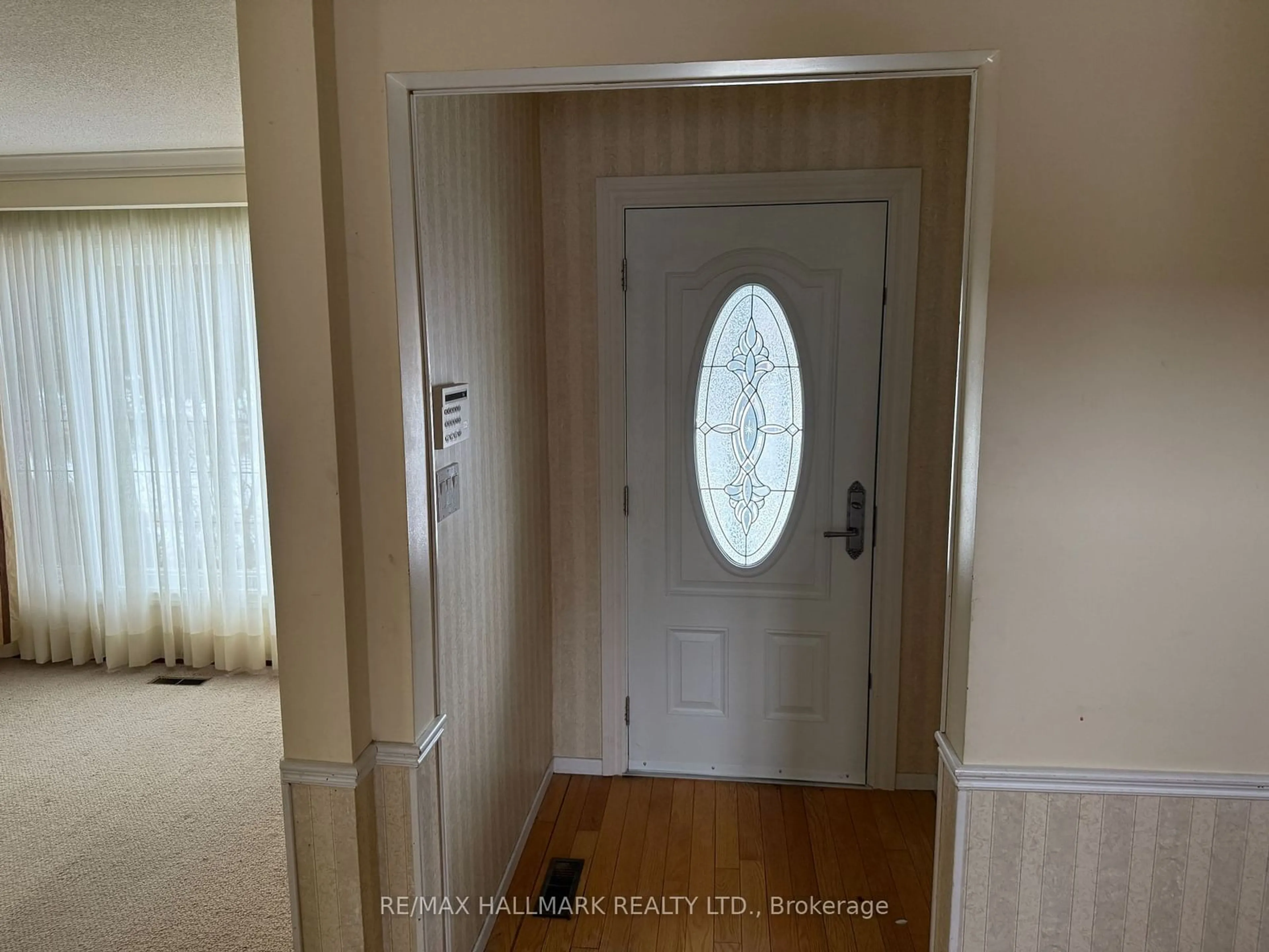 Indoor entryway for 35 Carlton Rd, Markham Ontario L3R 1Z4