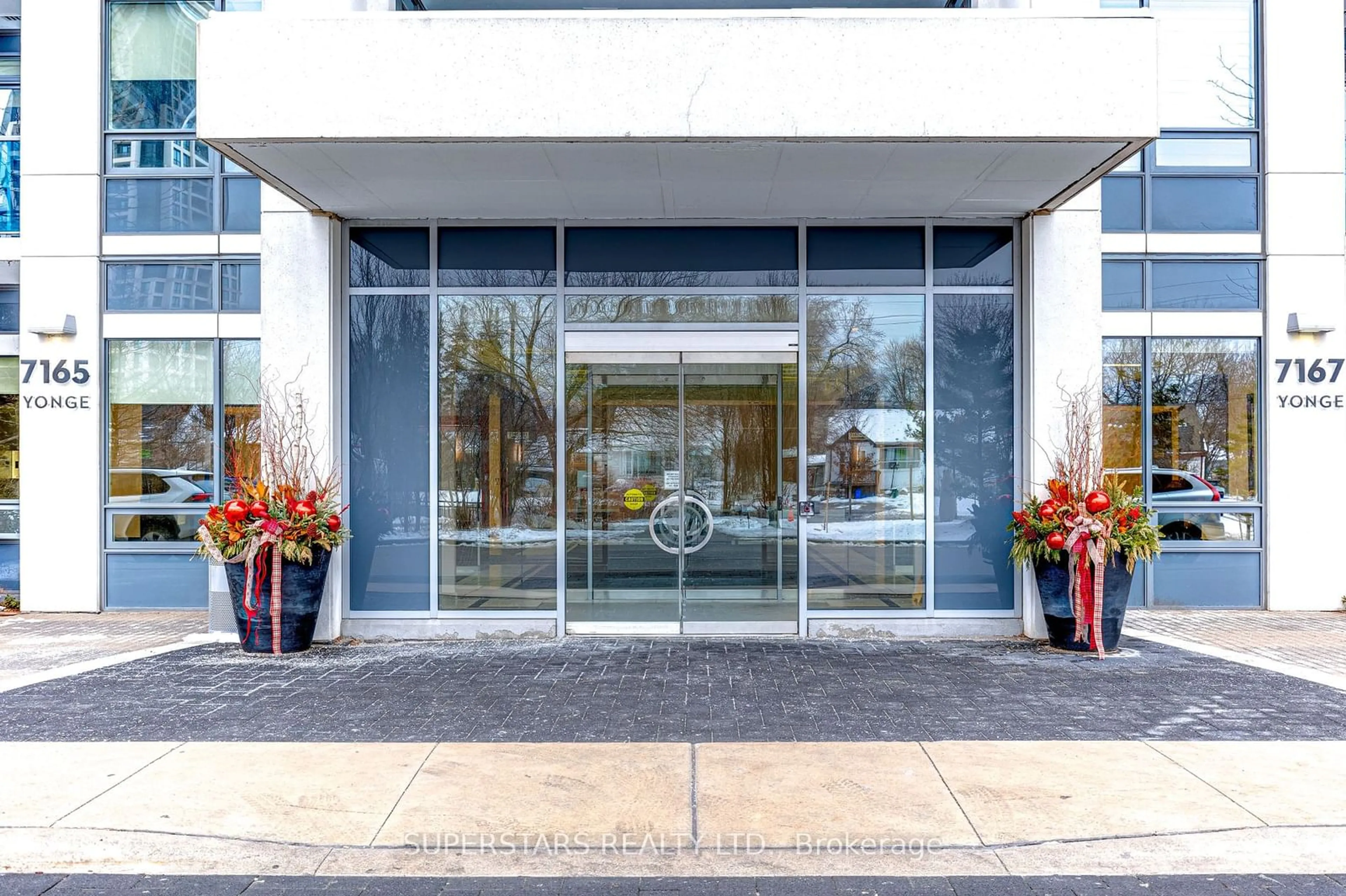 Indoor foyer for 7167 Yonge St #811, Markham Ontario L3T 0C9