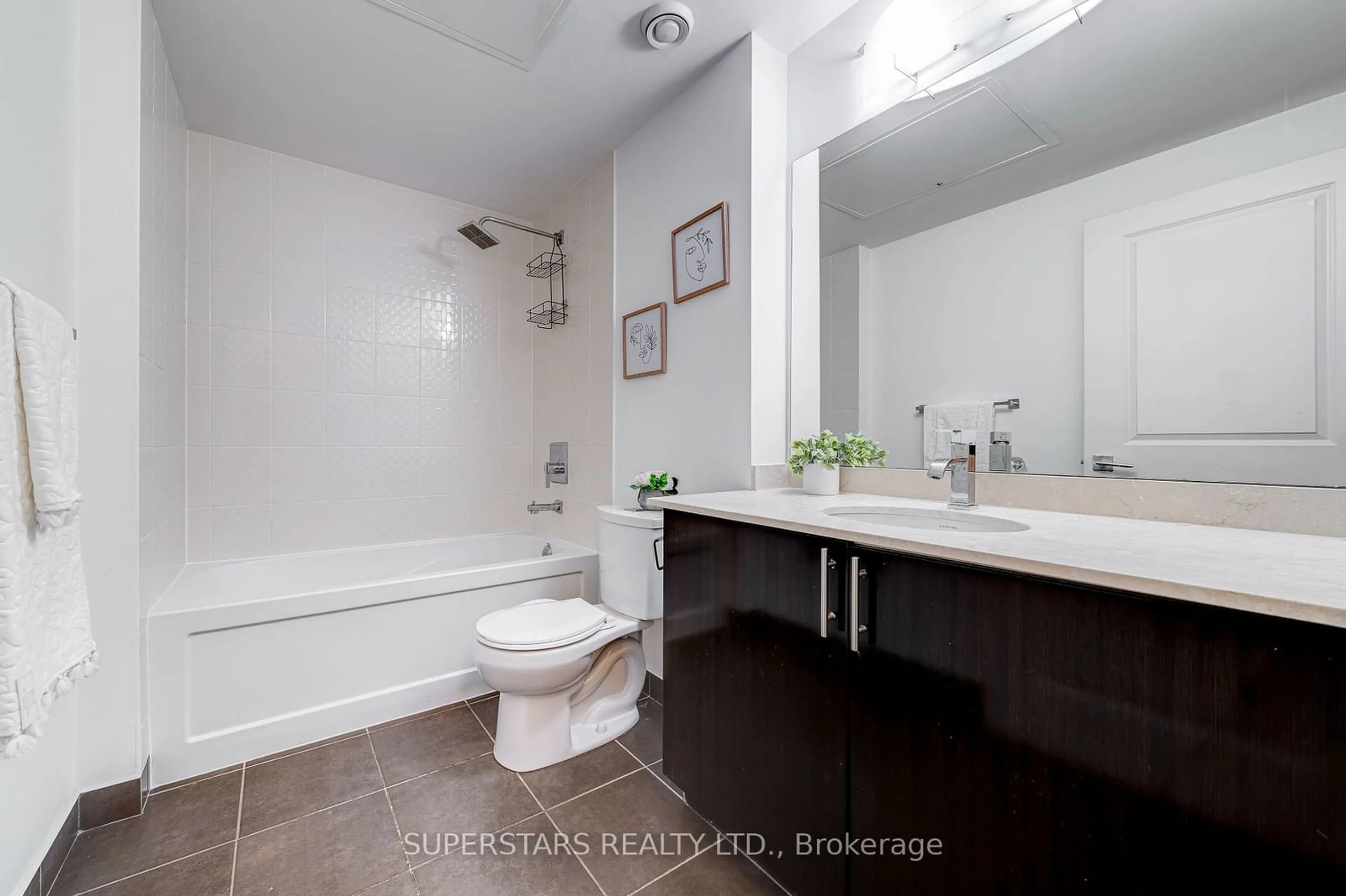 Standard bathroom, ceramic/tile floor for 7167 Yonge St #811, Markham Ontario L3T 0C9