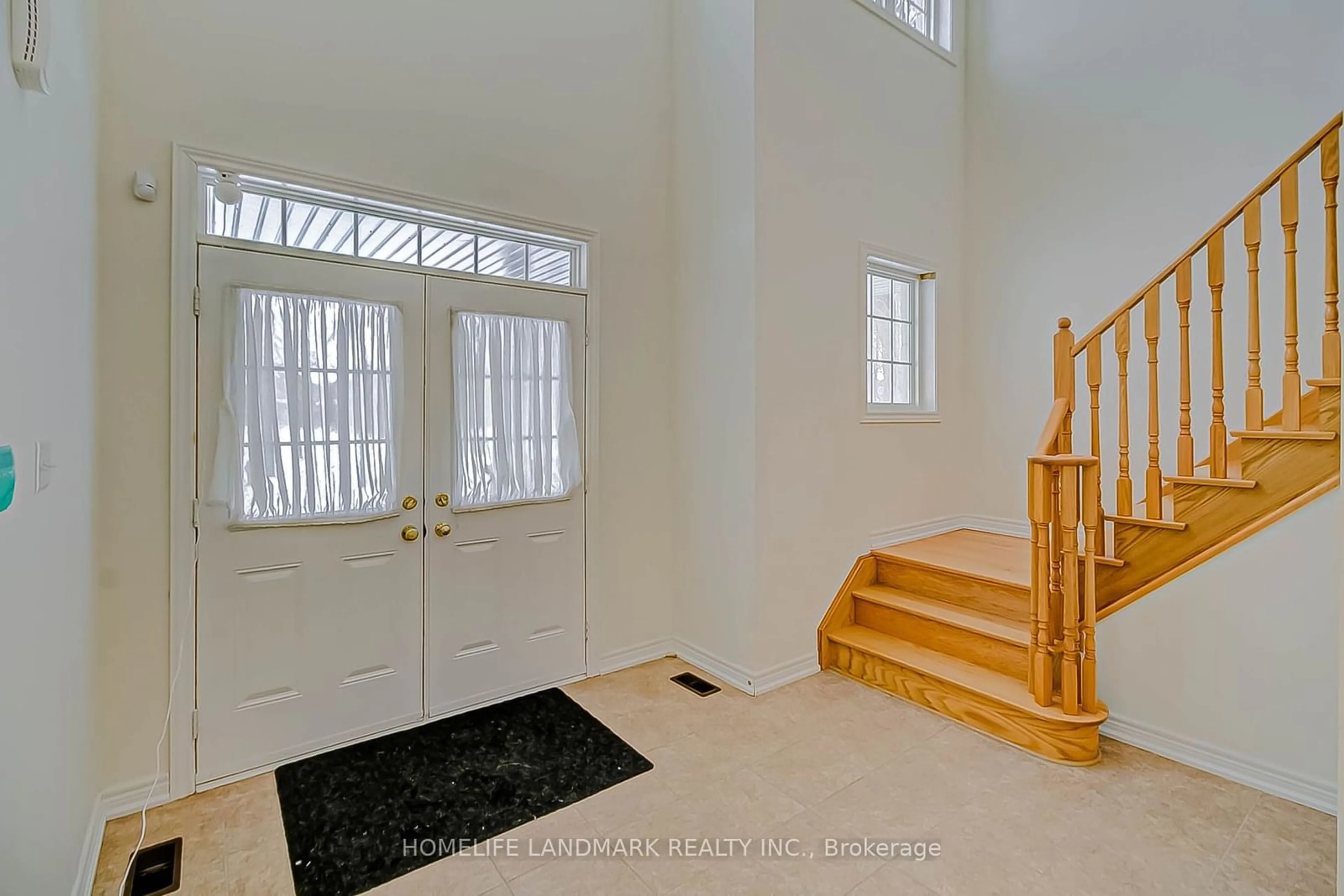 Indoor entryway for 1290 Shortreed Terr, Newmarket Ontario L3X 0C9