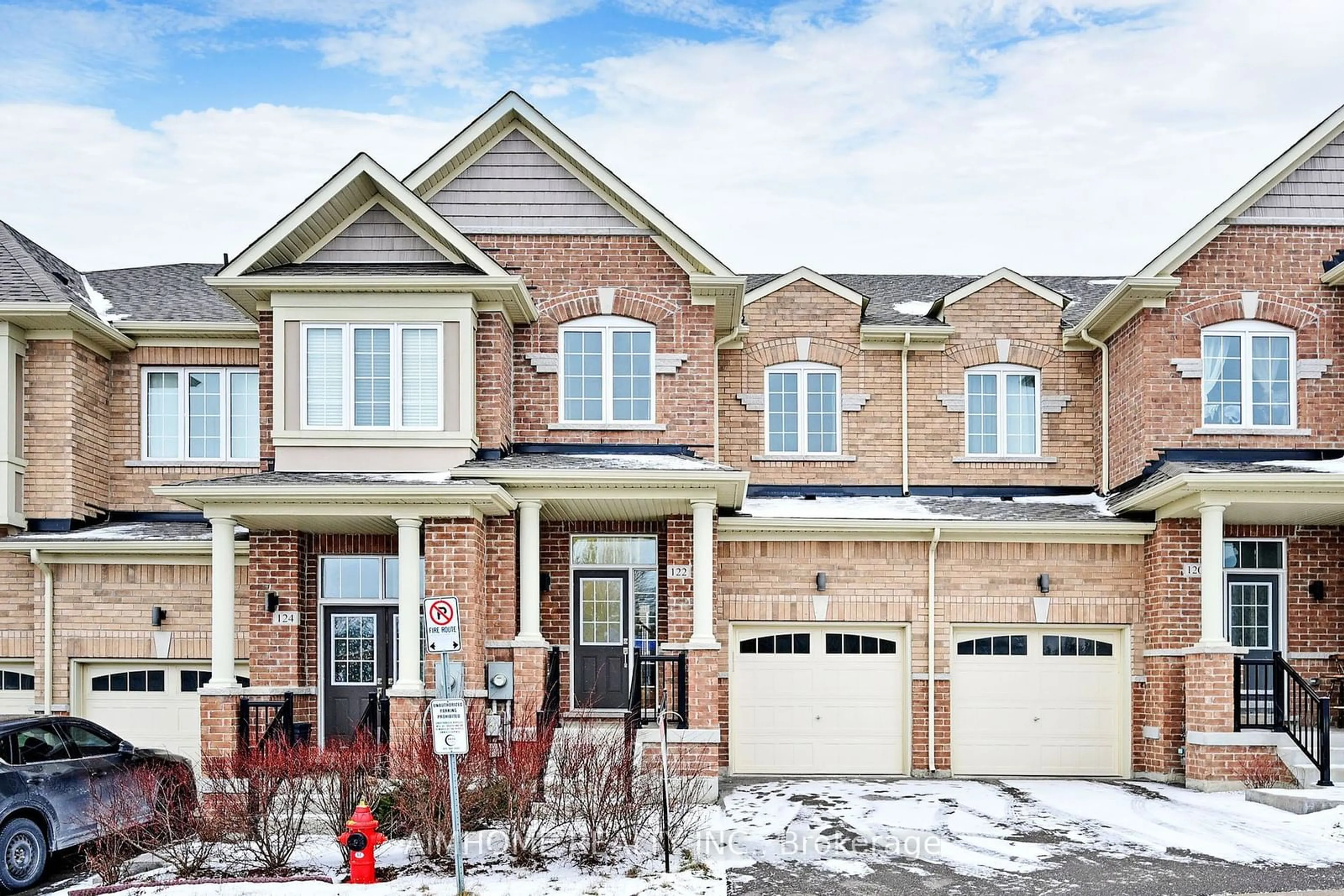 Home with brick exterior material, street for 122 Knott End Cres, Newmarket Ontario L3Y 0E4