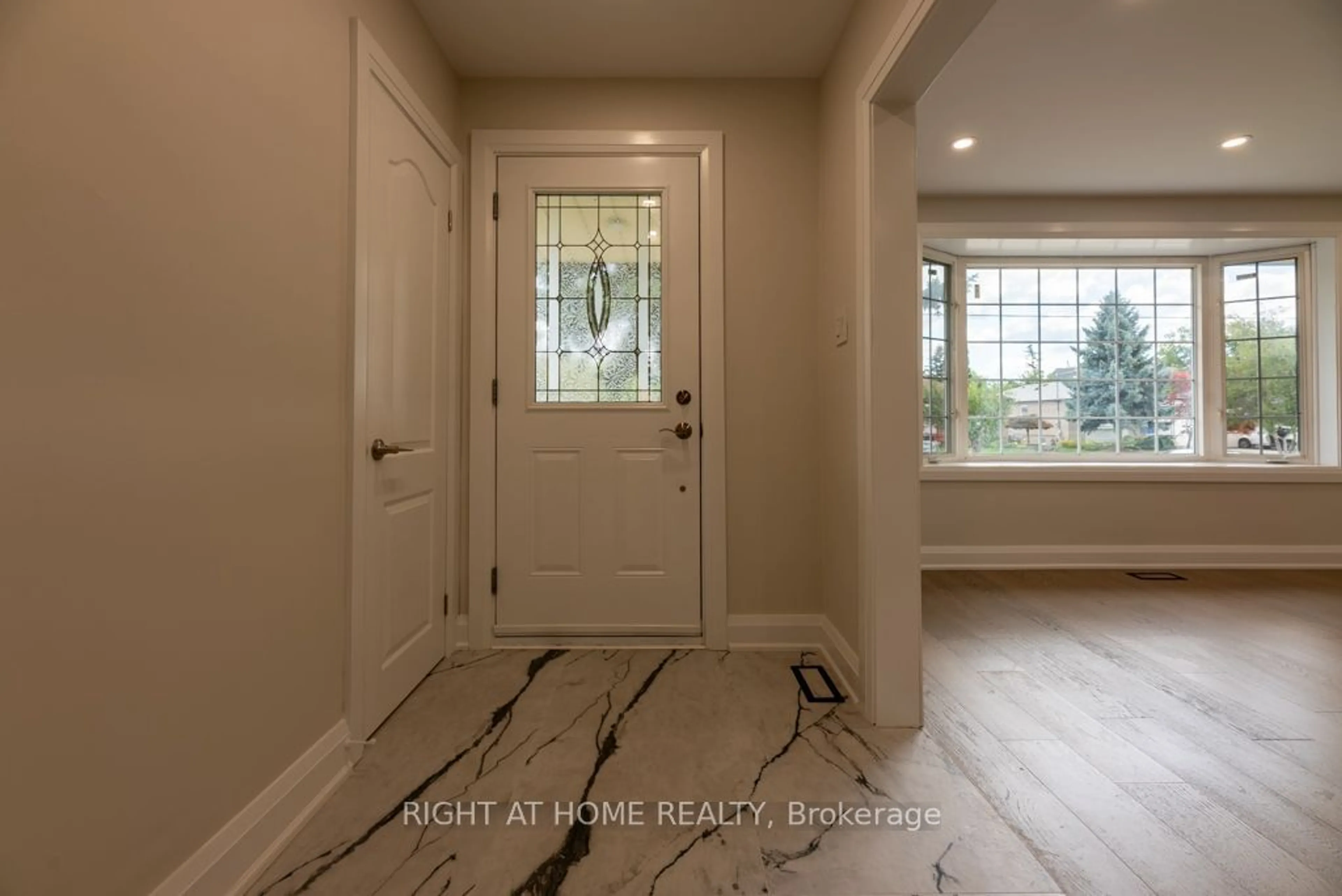 Indoor entryway for 343 Boisdale Ave, Richmond Hill Ontario L4C 1R4