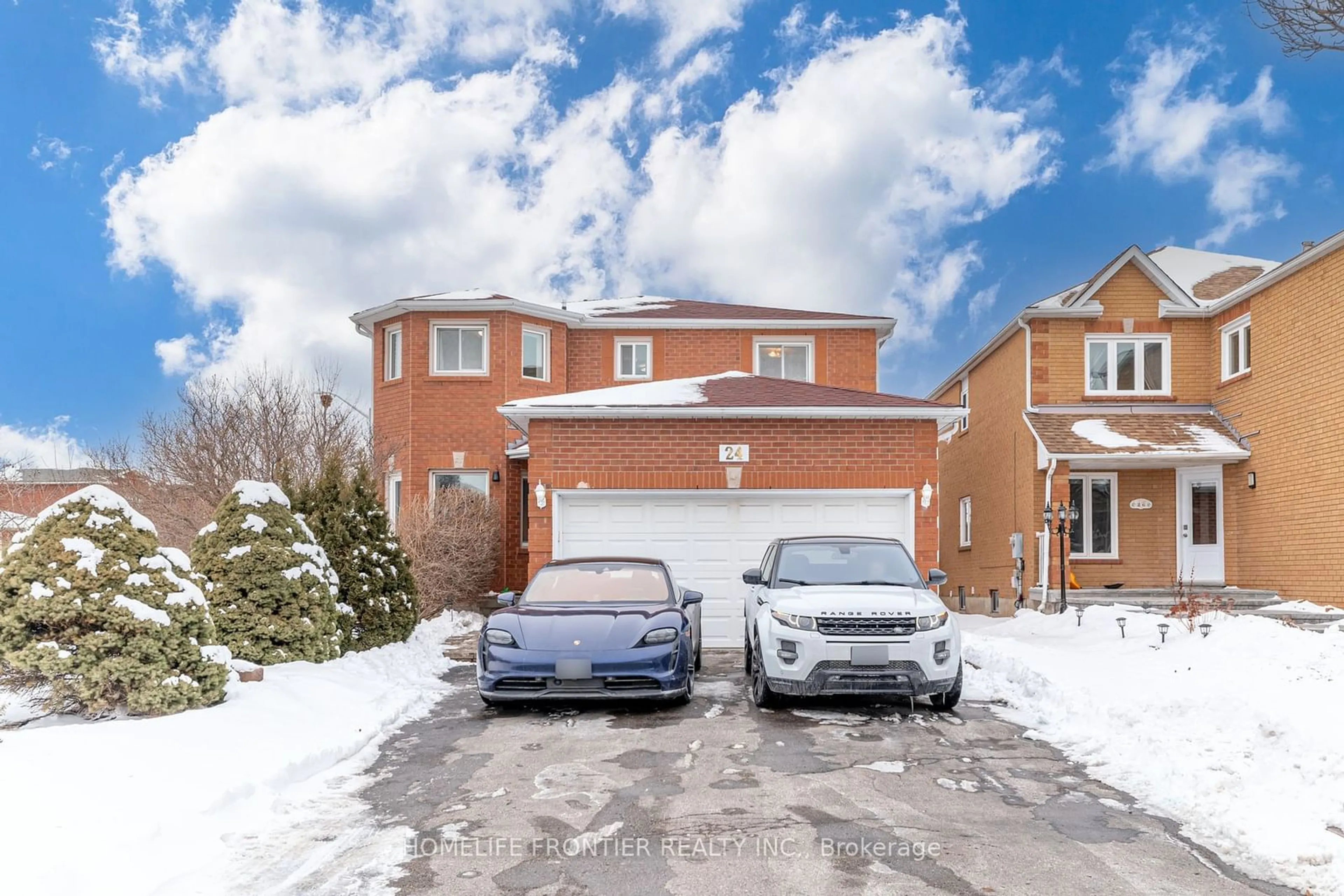 A pic from outside/outdoor area/front of a property/back of a property/a pic from drone, street for 24 Justus Dr, Richmond Hill Ontario L4C 9Z8