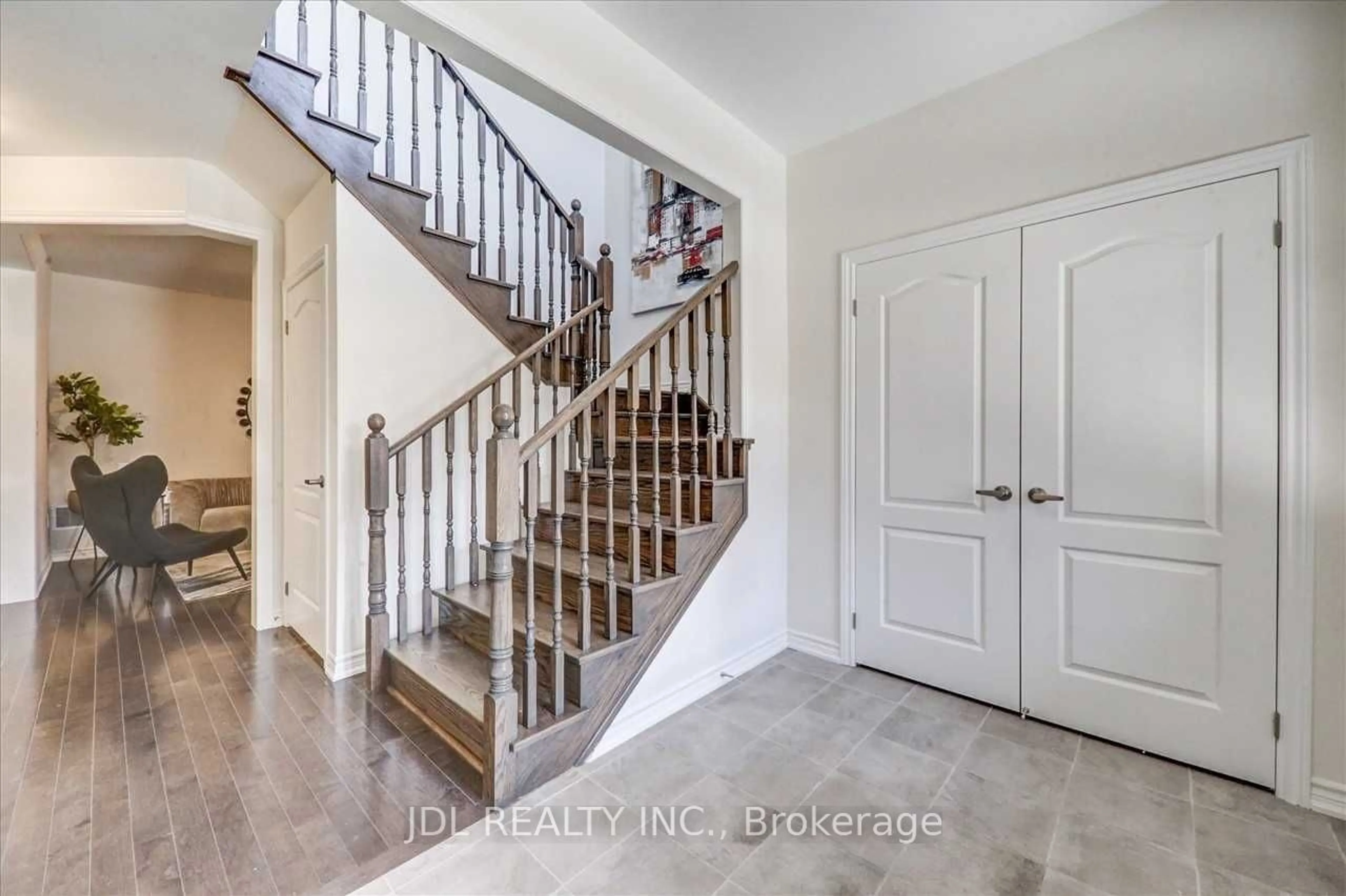 Indoor entryway for 35 Valleo St, Georgina Ontario L4P 1J5