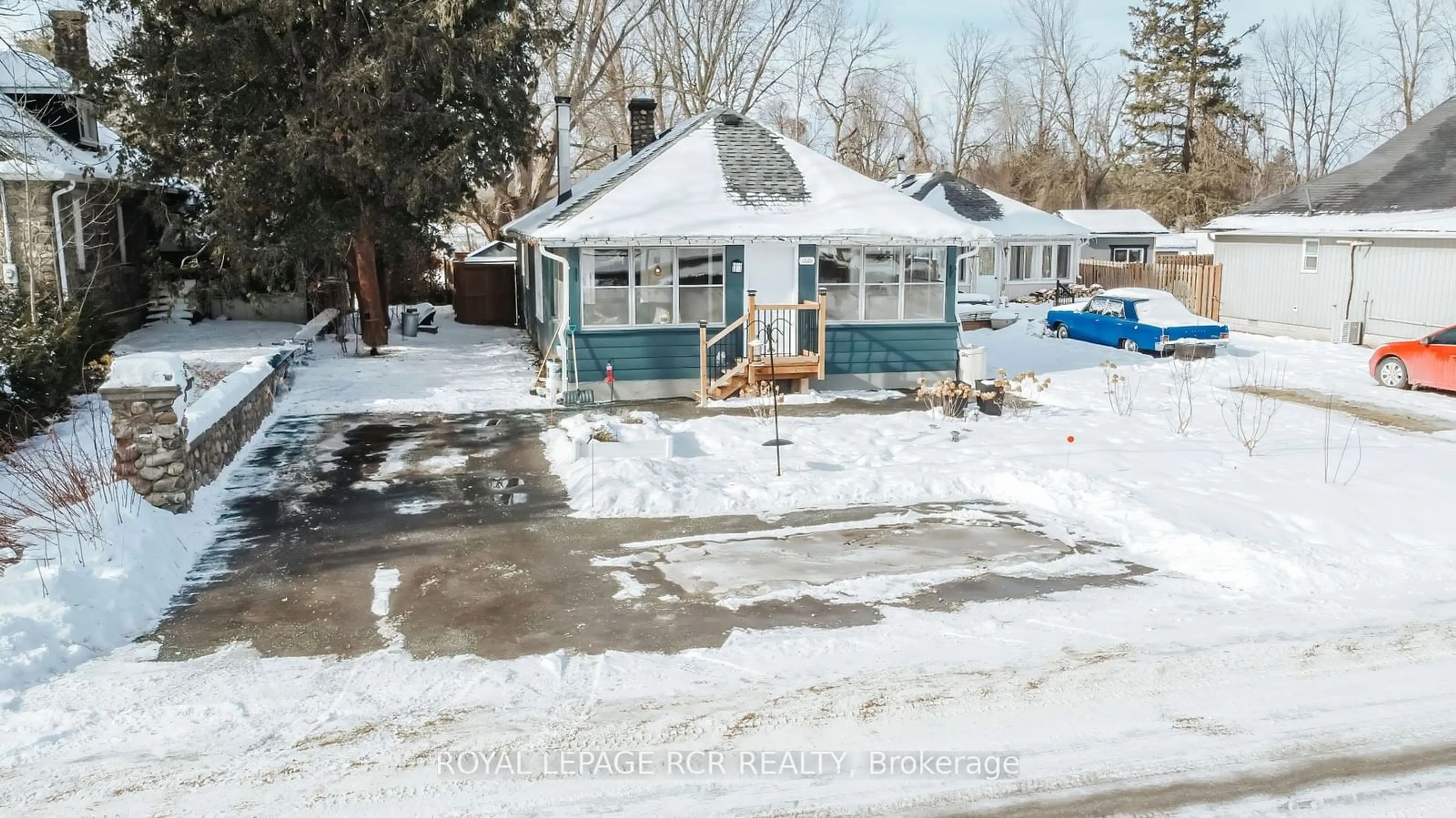 A pic from outside/outdoor area/front of a property/back of a property/a pic from drone, street for 1526 Houston Ave, Innisfil Ontario L9S 4M7