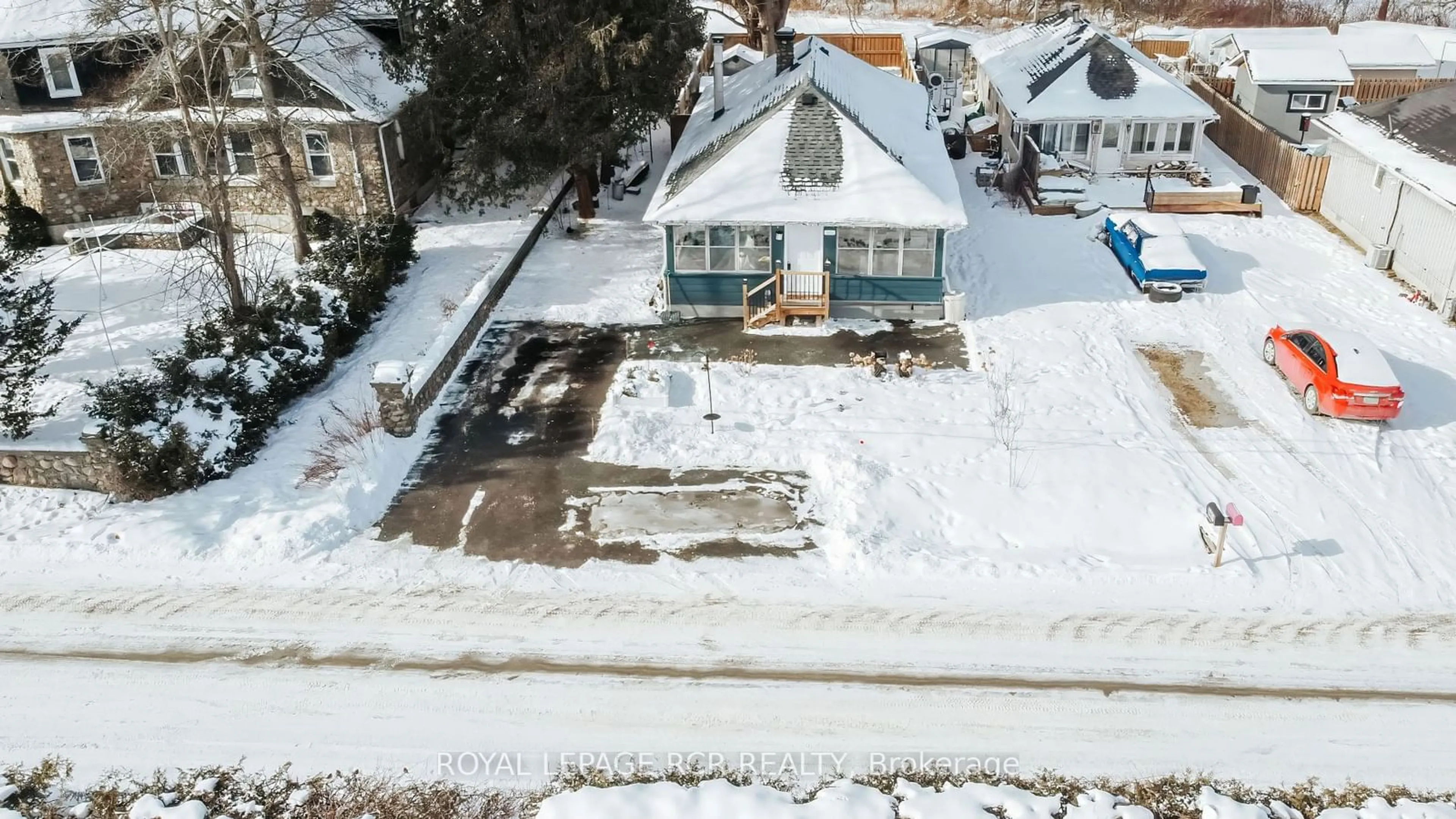 A pic from outside/outdoor area/front of a property/back of a property/a pic from drone, street for 1526 Houston Ave, Innisfil Ontario L9S 4M7