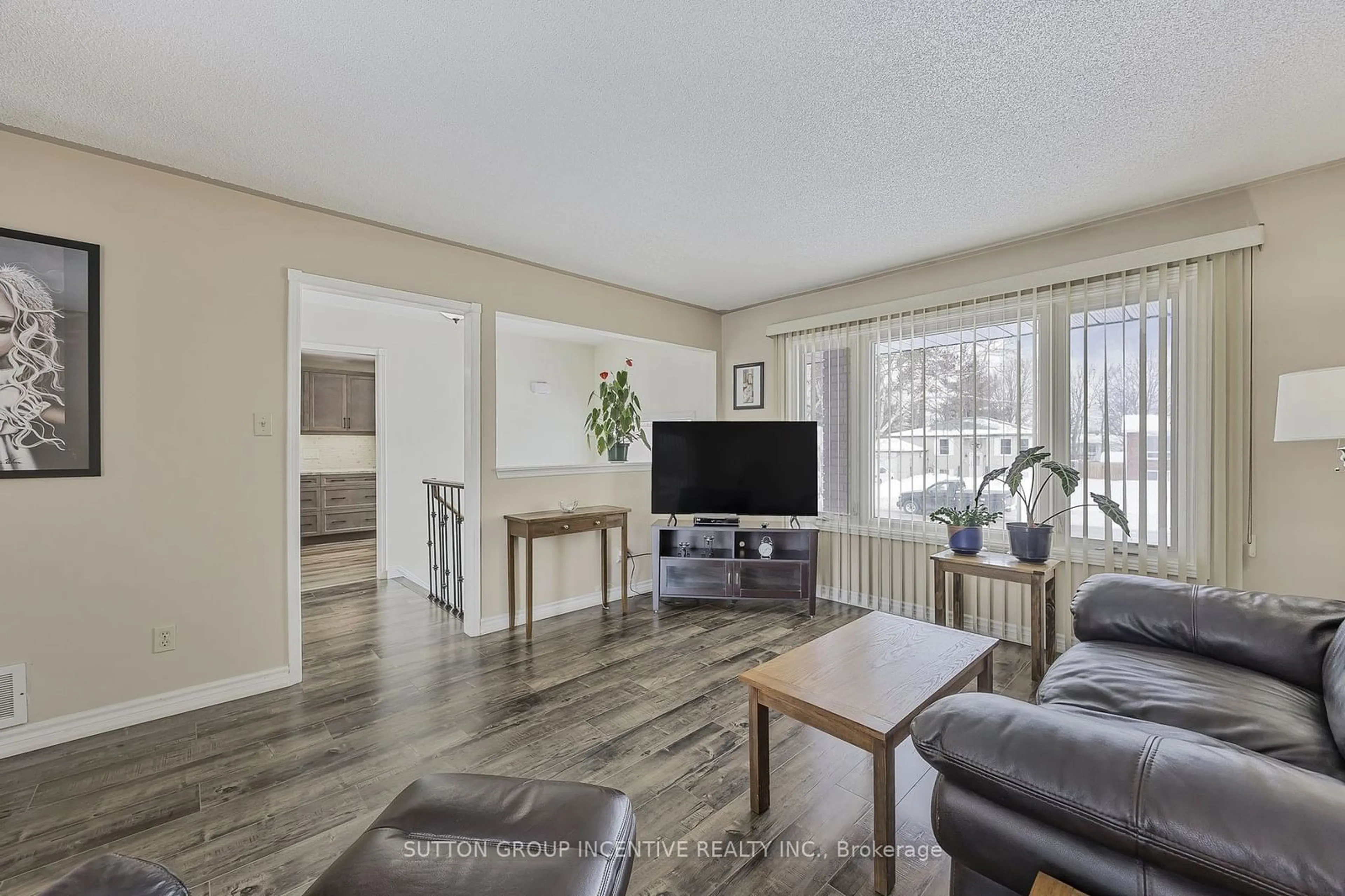 Living room with furniture, wood/laminate floor for 10 Mansonic Way, Essa Ontario L0M 1B3