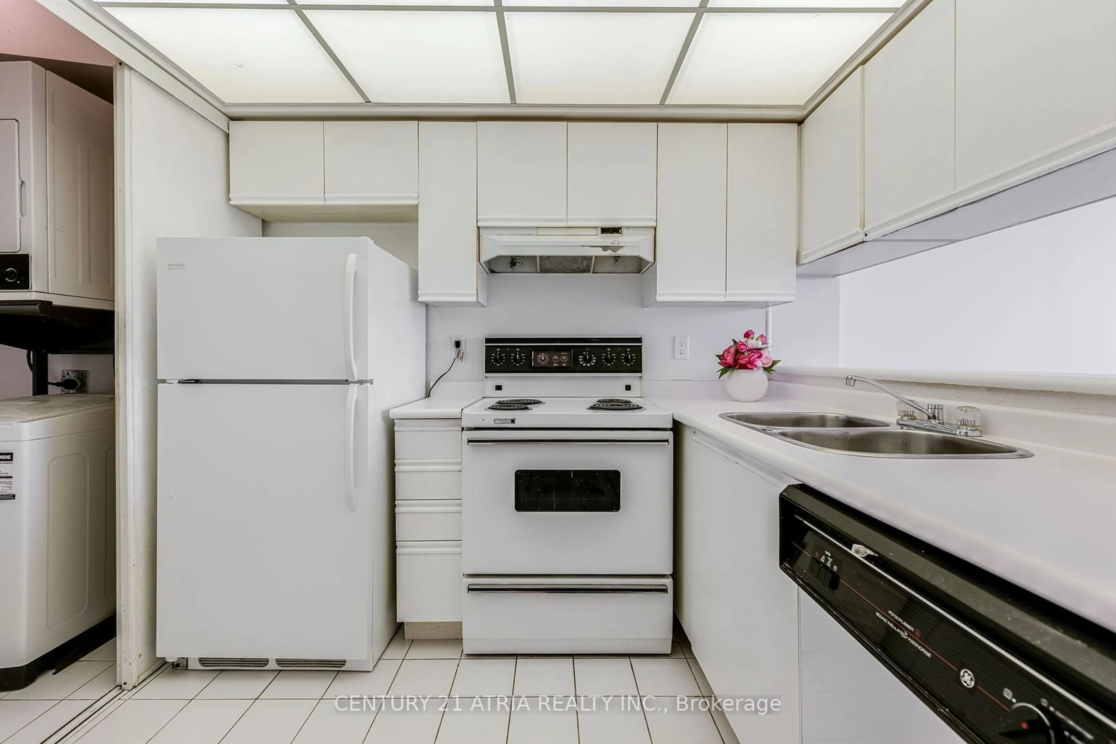 Standard kitchen, unknown for 309 Major Mackenzie Dr #1011, Richmond Hill Ontario L4C 9V5